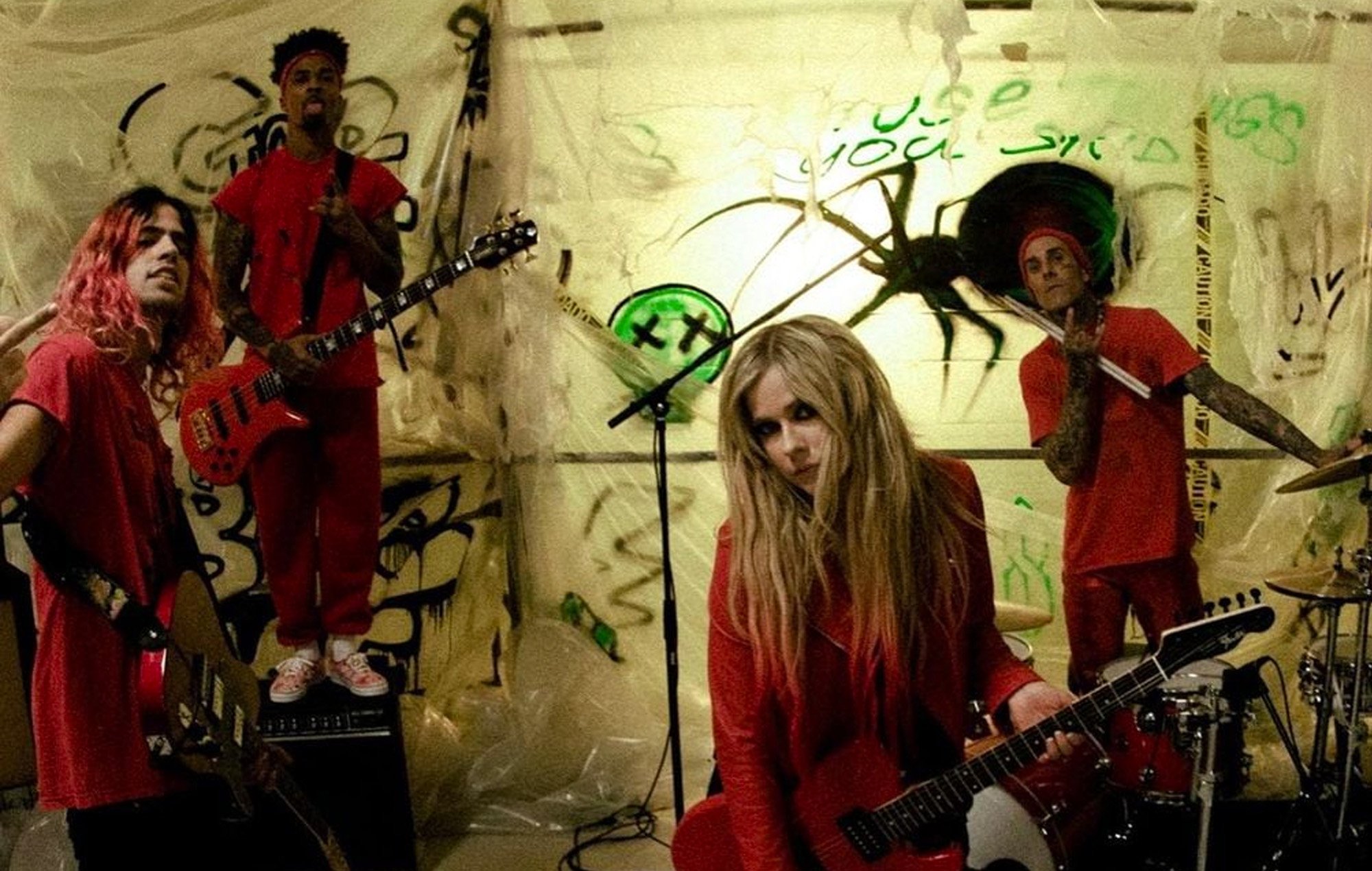 avril-lavigne-travis-barker-bite-me-fallon.jpg