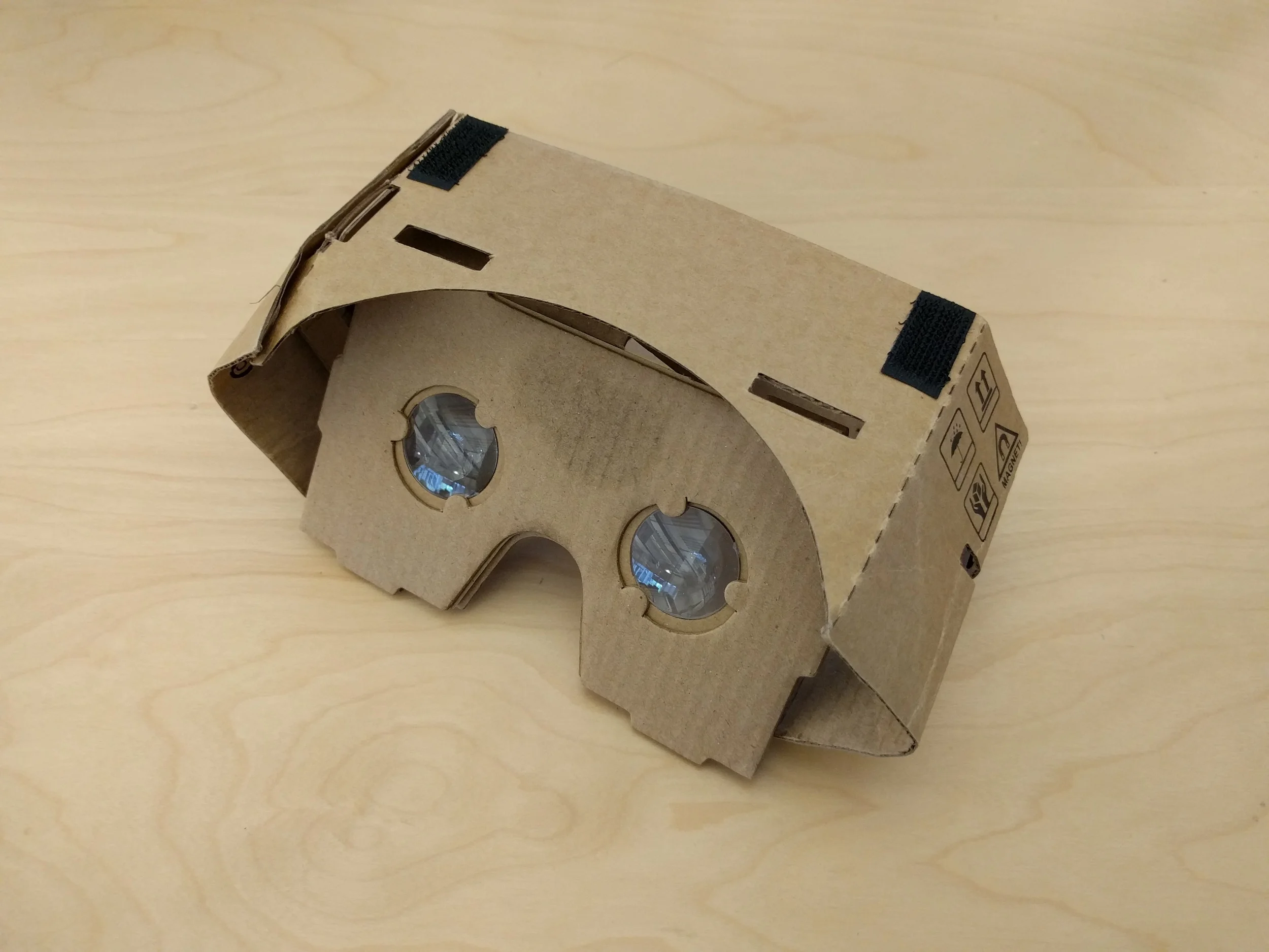 (1) Poke the lens plate out of its socket and fold the right side and left side wall in half.