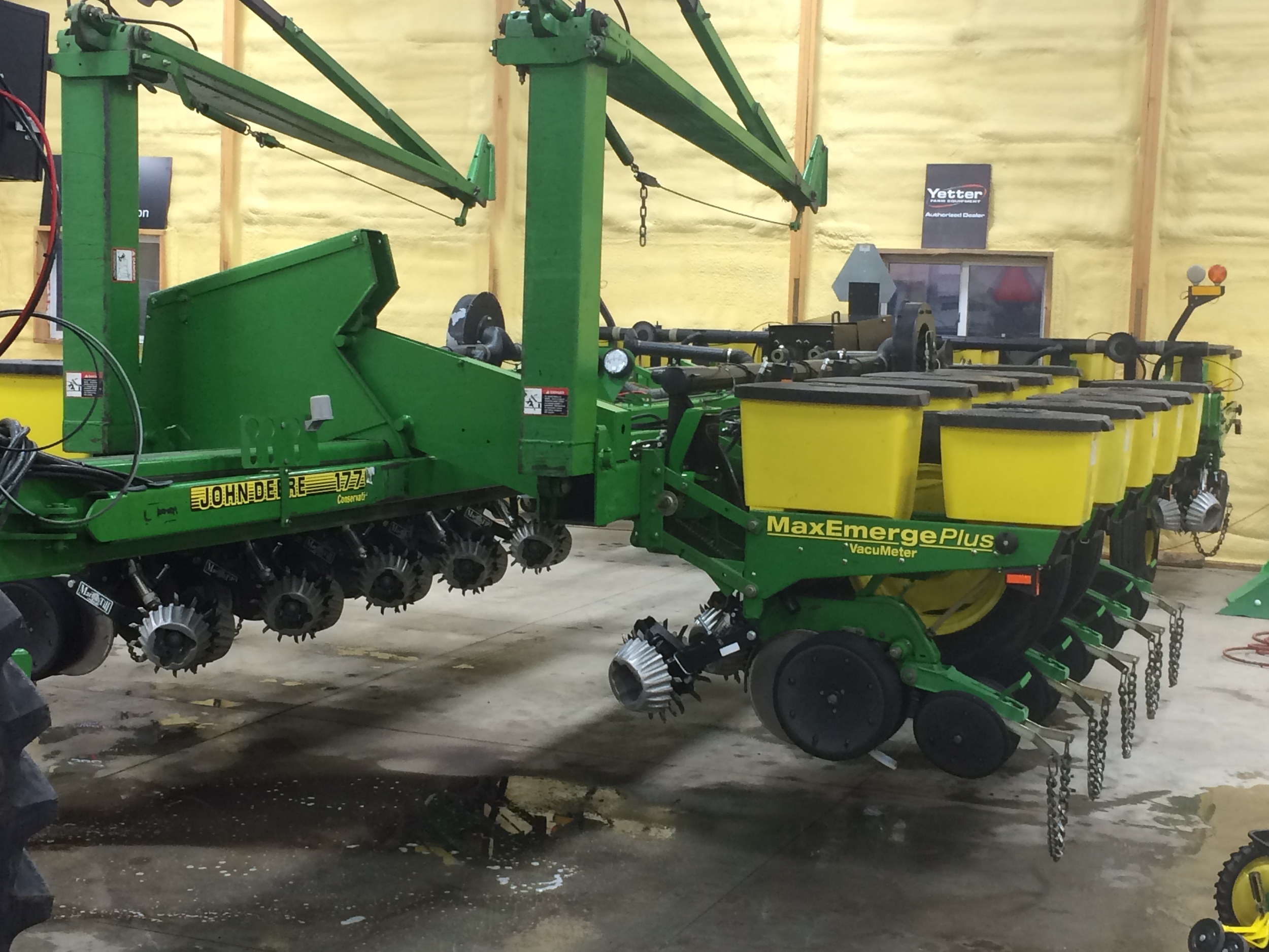 1998 John Deere 1770 16-row Vac Planter