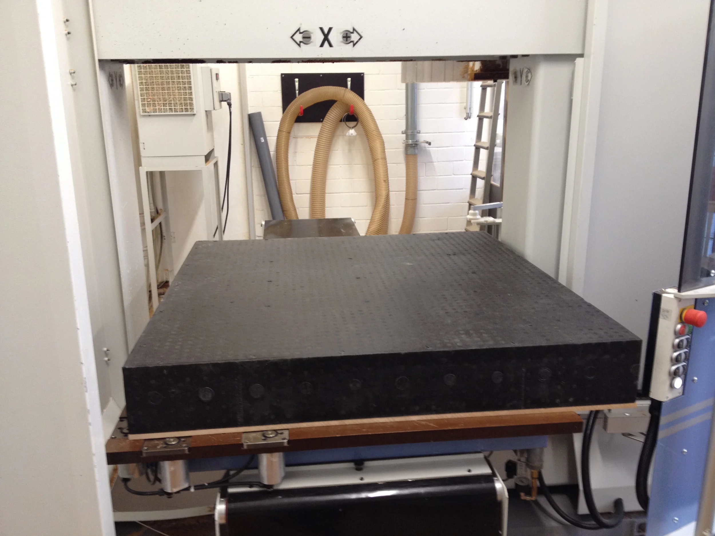  For a prototype, to built a tool to get the EPP into form would be too expansive, but with a ready-made EPP block and a CNC milling machine, it was possible to form the prototype.&nbsp;&nbsp; 