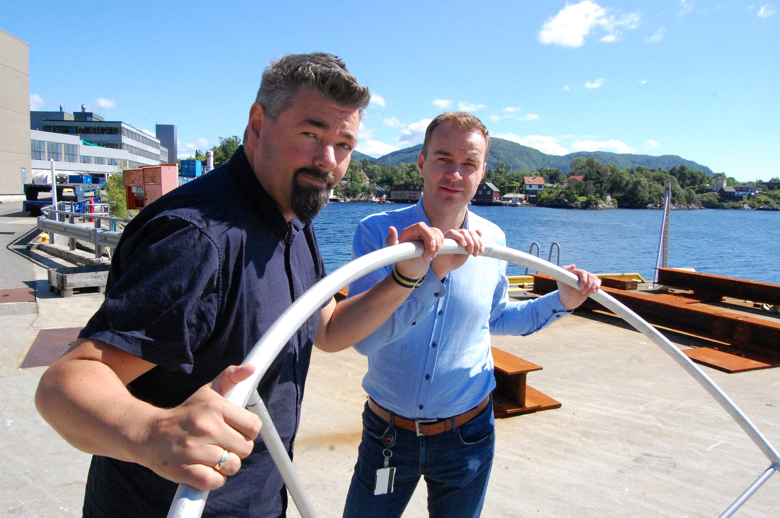 Tor Steinar Olsen - Salgs og Markedssjef i NWP Havbruk sammen med Sigve Gjerstad, teknisk direktør hos Framo, gleder seg over at Midt-Norsk Ringen kan bidra til økt vekst i bransjen. Foto: Geir Dahle