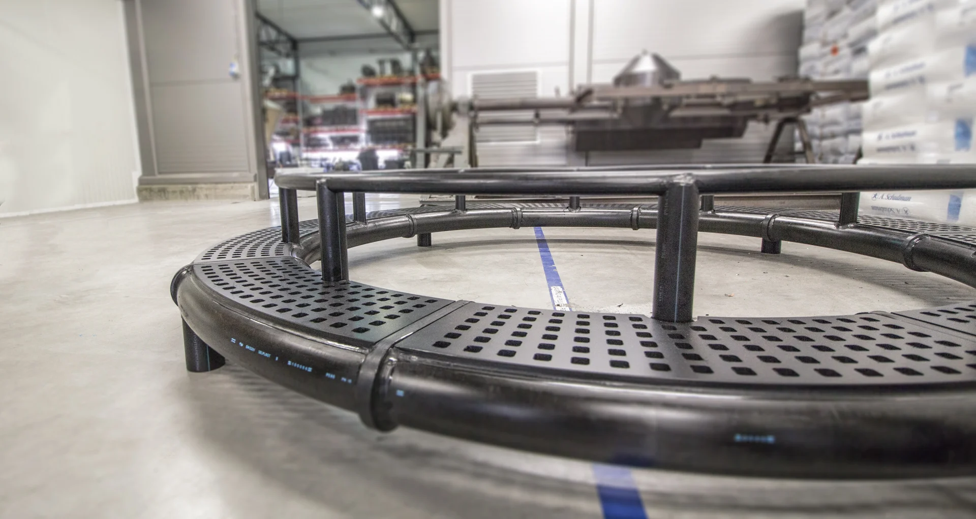 Spesialprodusert miniatyr mærde-ring i plast.