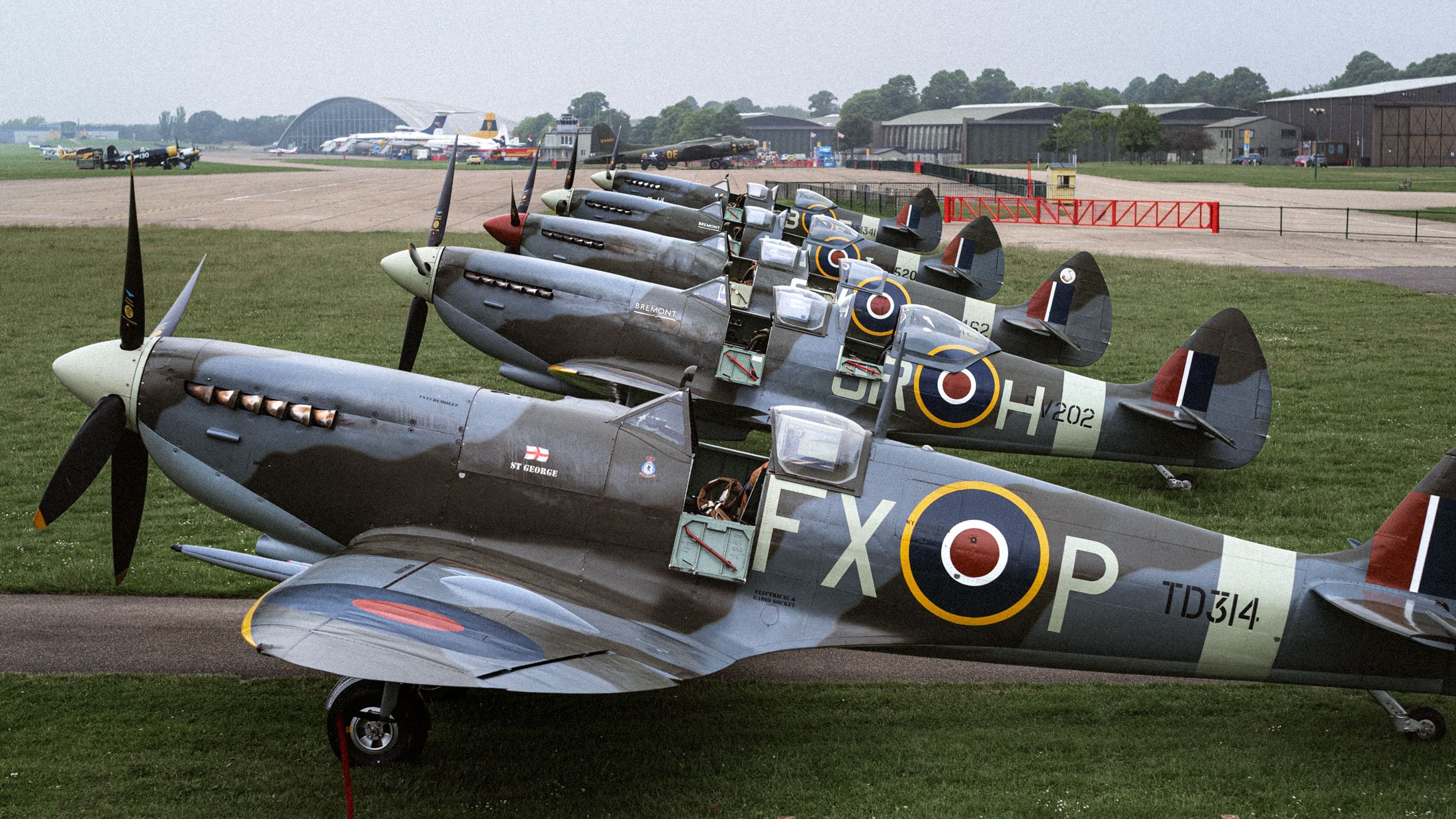 AircraftRestorationCompany_Supermarine-Spitfires-Squadron-Duxford-Flight-Experience-Fleet_copyrightGeorgeLewisRomain.jpg