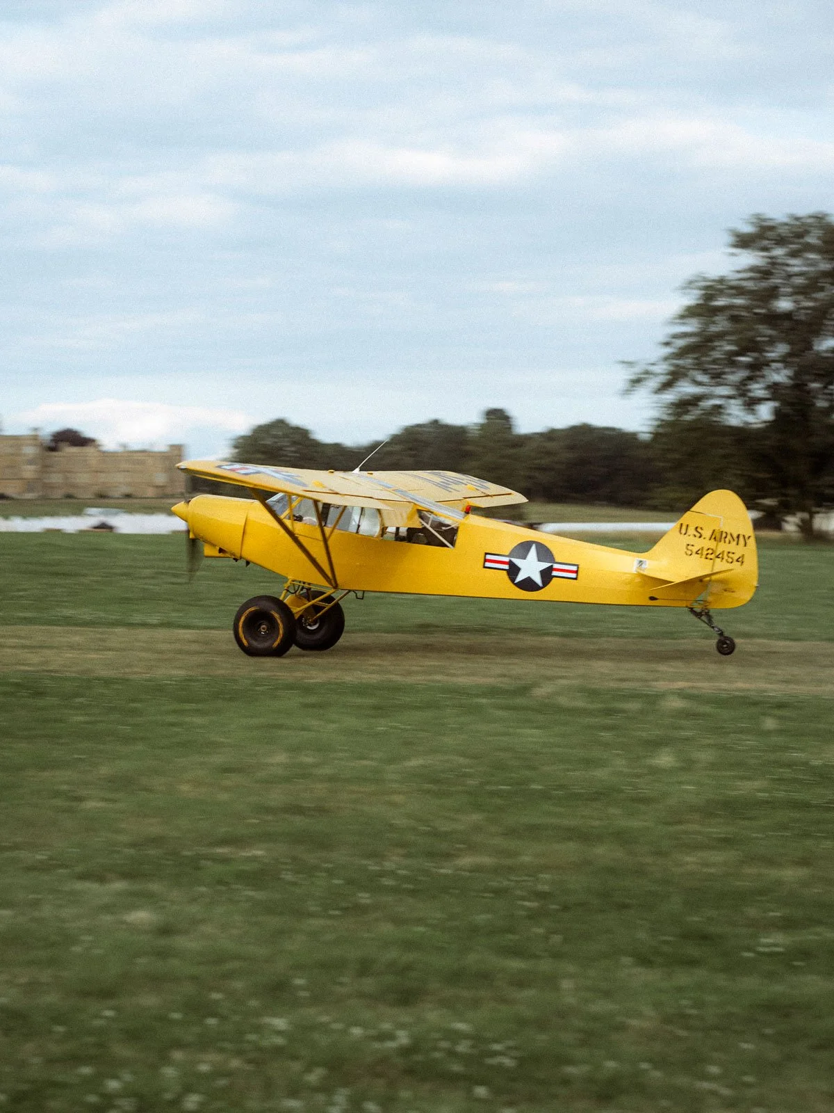 Piper PA-18-150 Super Cub field landing Malle Mile Grimsthorpe Castle.