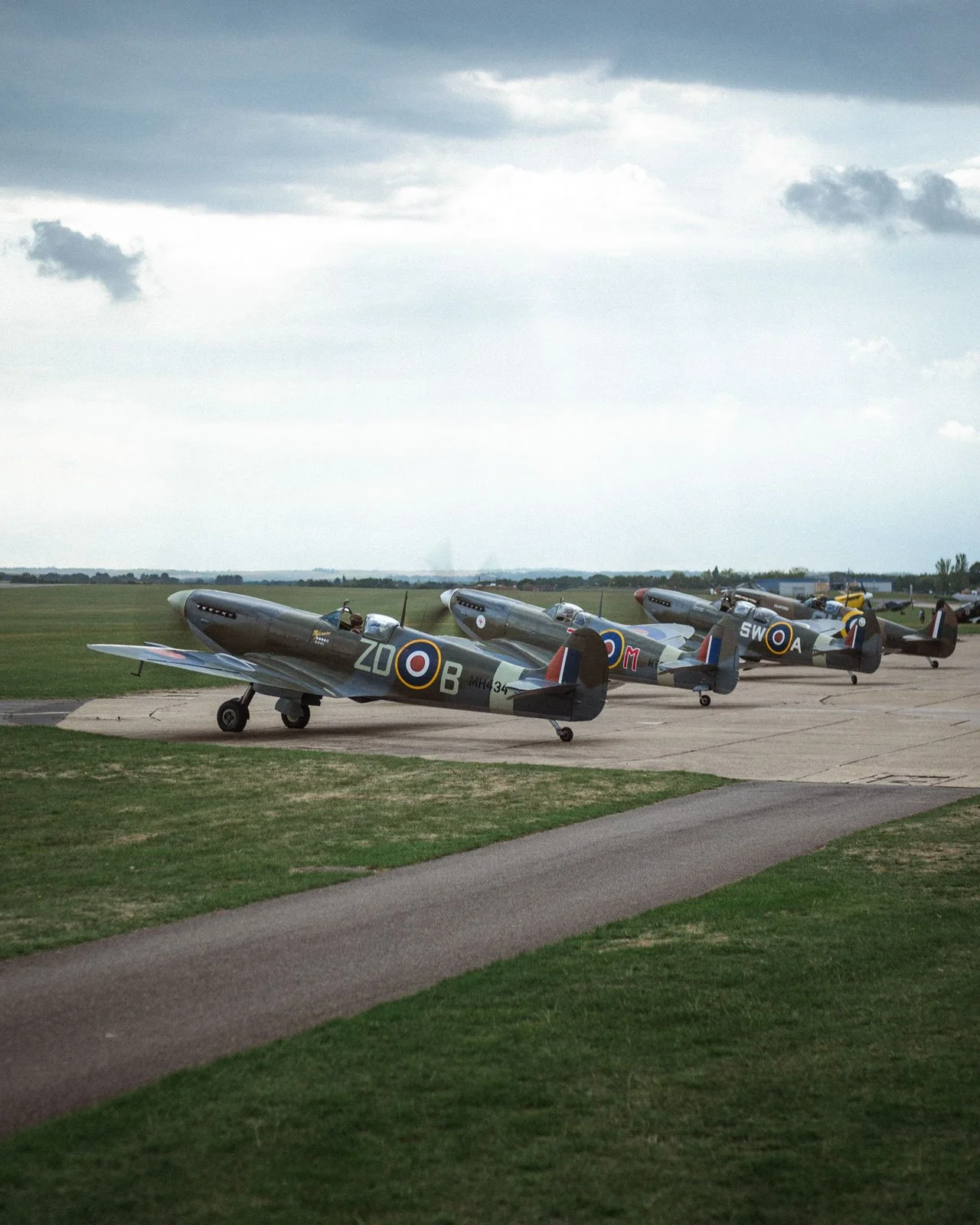 RAF Supermarine Spitfire MkIXB G-ASJV MH434 ZD-B In The Markings Of 222 - Foto 7