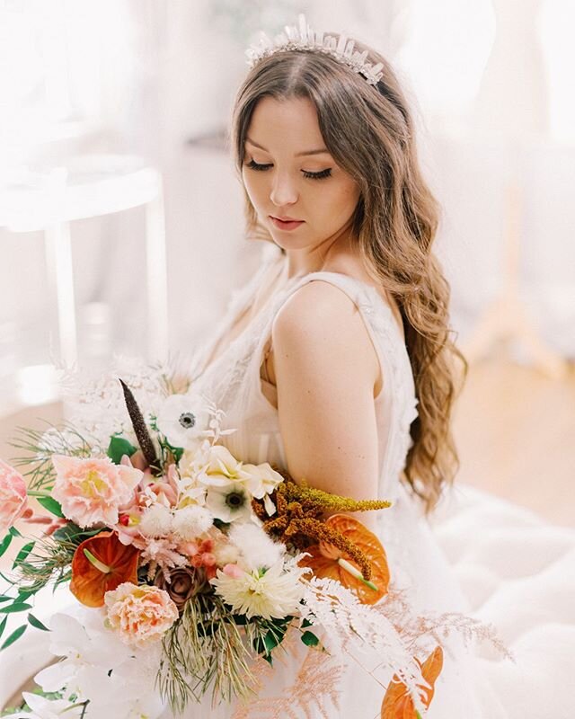 Thinking about all our top dreamy moments from last year - this was one of our favorites when @rachelredphotography perfectly captured our Chloe crown
⠀⠀⠀⠀⠀⠀⠀⠀⠀
⠀⠀⠀⠀⠀⠀⠀⠀⠀
Flowers - @flowersonbroadstreet 
Dresses - @oakcitybridal 
Cakes - @bestowbaked