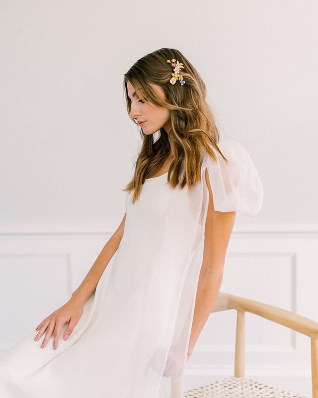 Our Agnes clip is the sweetest accent for an elaborate updo or simple beachy waves.
⠀⠀⠀⠀⠀⠀⠀⠀⠀
⠀⠀⠀⠀⠀⠀⠀⠀⠀
photographer: @rachelredphotography
hair/makeup: @ashandcobridalhair
Model: @greysonwebb
Dresses: @lenamedoyeffbridal
Venue: Karpeles Museum