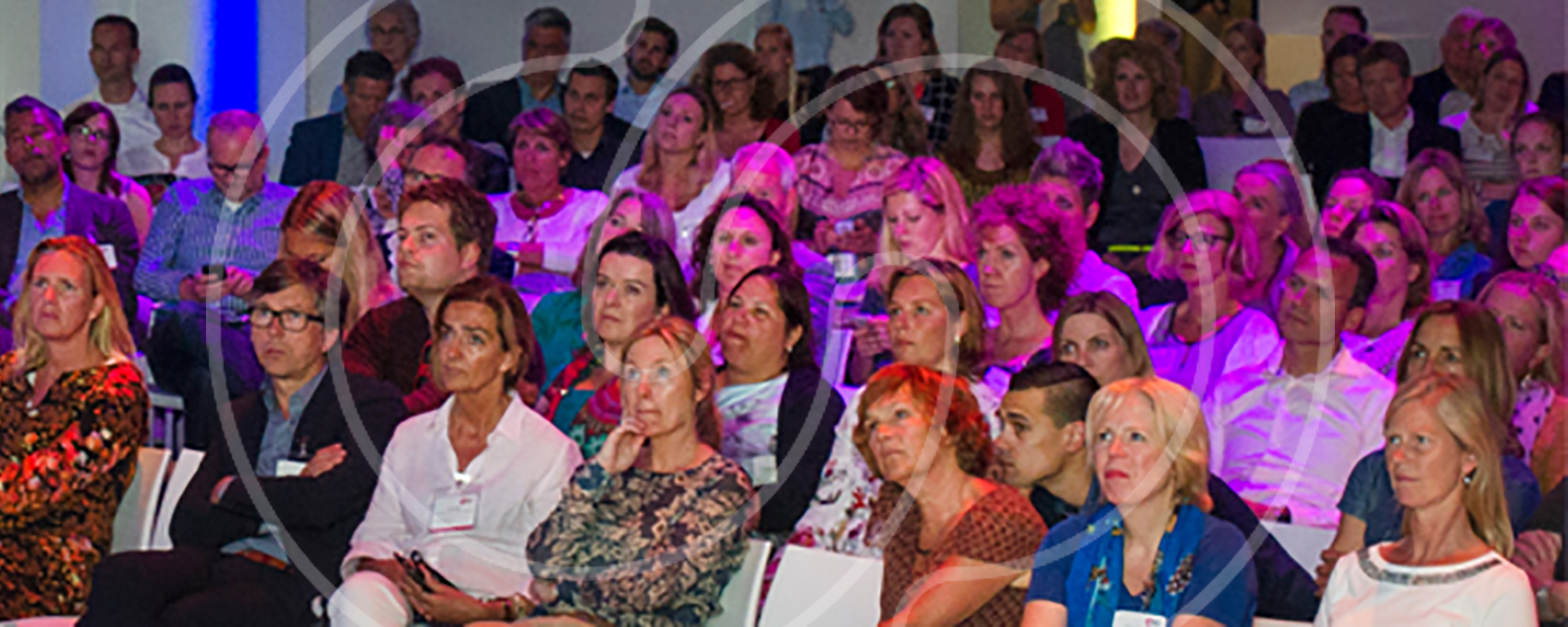 Nellie van der Moolen houdt haar kennis op peil door regelmatig deel te nemen aan workshops en lezingen.