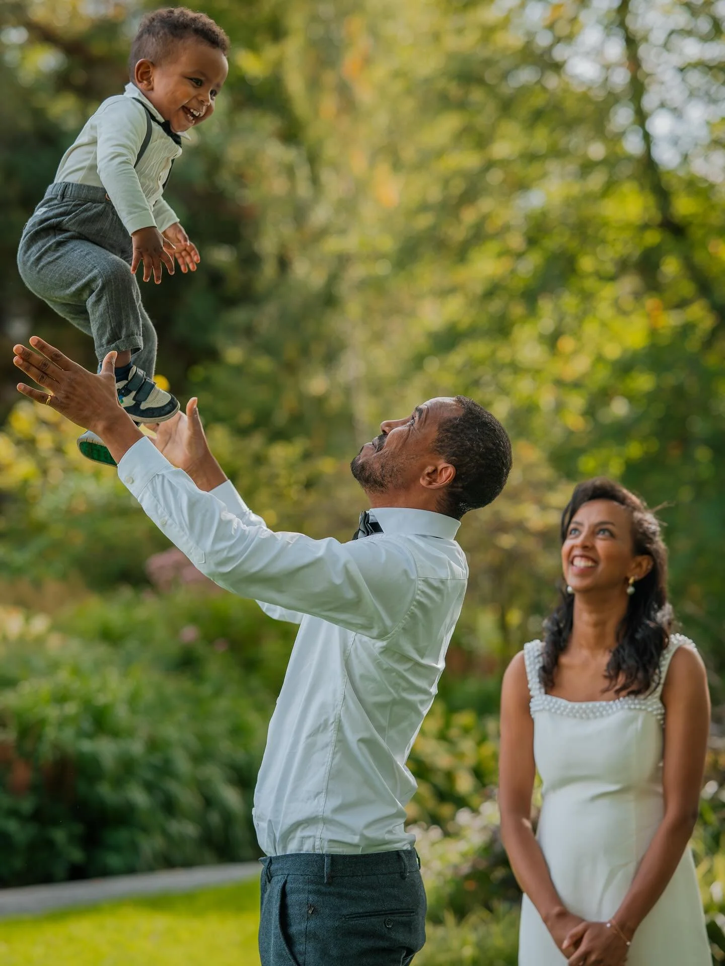 En liten karusell fra et herlig oppdrag i september 🥹💞 Solomie tok kontakt med meg og &oslash;nsket &aring; kombinere familiebilder med bryllupsbilder, fordi de ikke hadde fotograf i bryllupet sitt da de giftet seg for 7 &aring;r siden. I tillegg &