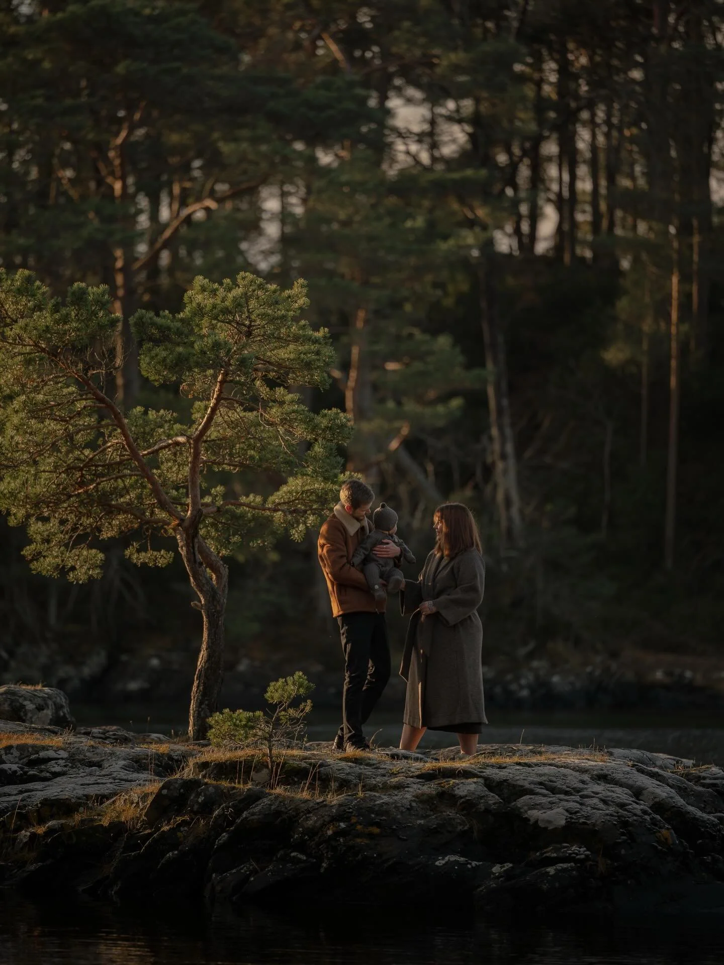 Your sign til &aring; booke den familiefotograferingen🥹✨ Dette er tiden som g&aring;r s&aring; utrolig fort, men bildene - de har dere for alltid😍 Og lyset ute i disse dager er bare helt magisk 🌄
Denne nydelige familien fikk gavekort p&aring; foto