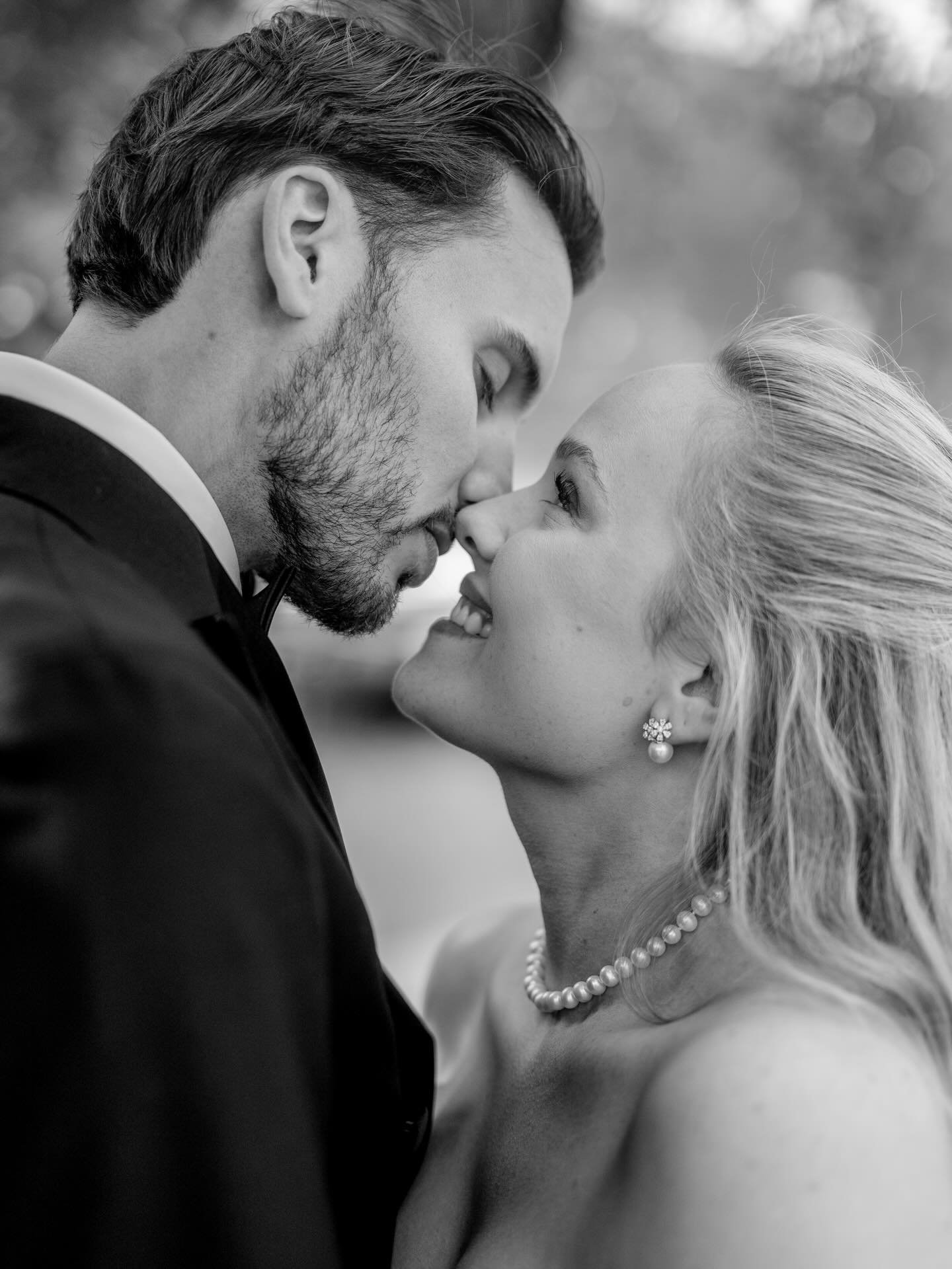 2026-brudepar - det er i &aring;r det skjer!🥹💍 Jeg har fortsatt noen ledige helger igjen i &aring;rets bryllupssesong, og &aring;pner n&aring; ogs&aring; for 2027-bookinger 💒 
Se alle pakker og priser p&aring; vevramedia.no/bryllup, og send meg gj