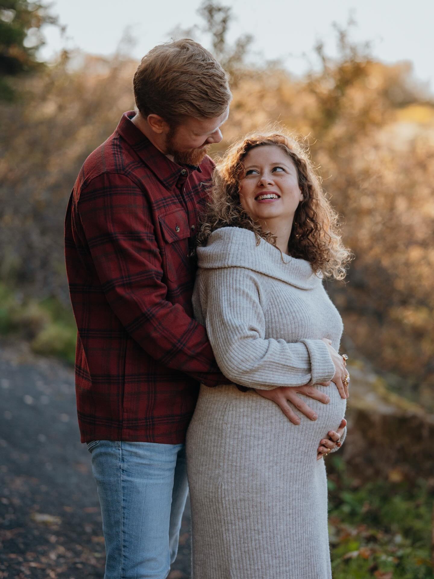 Sunny moments from a couples &amp; twin pregnancy shoot in Iceland back in September🤍 Takk fyrir fr&aacute;b&aelig;ran dag me&eth; ykkur J&ouml;kull og Alejandra 💞