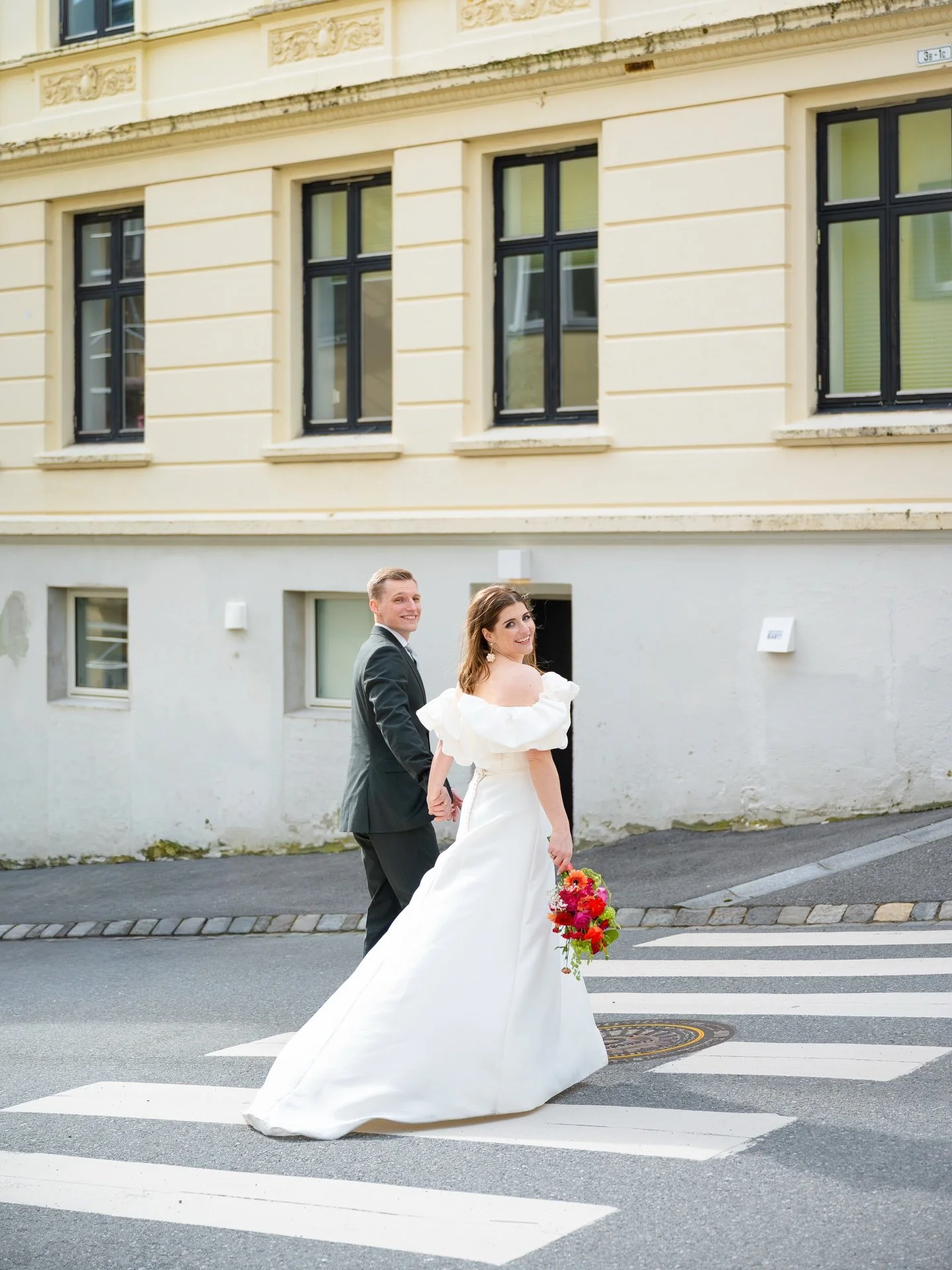 Mer av deres dr&oslash;mmedag > tradisjoner og andres forventninger❤️&zwj;🔥 Ja til kake f&oslash;r middag, portretter i sentrumsgatene og valg som gj&oslash;r at dagen f&oslash;les som DERE🩷