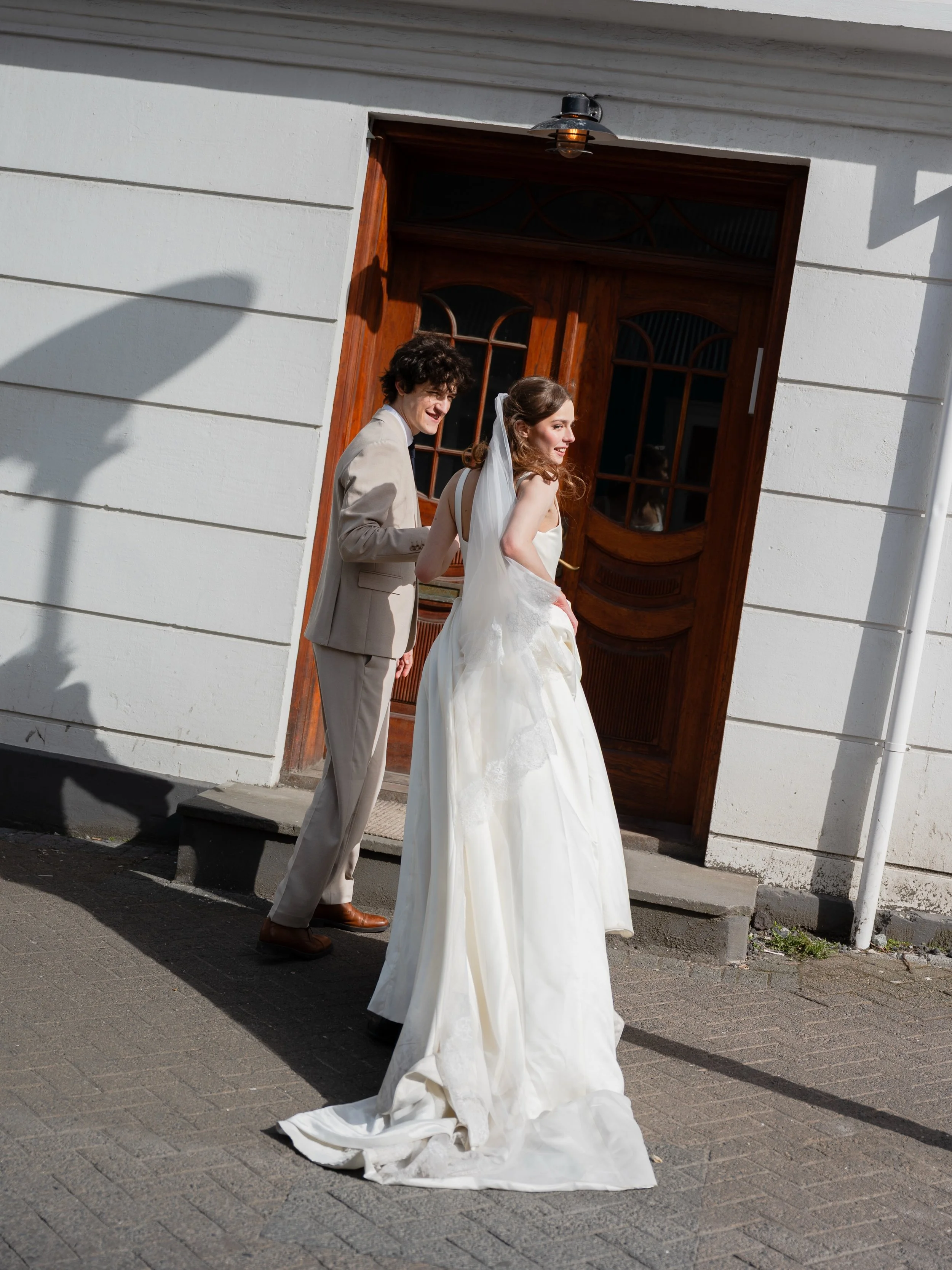 Dreymir mig aftur til s&oacute;lr&iacute;kra daga &iacute; Reykjav&iacute;k me&eth; @ingerpaulsenfotografi 🩷 Vi&eth; p&ouml;kkunum br&uacute;&eth;arkj&oacute;lnum fr&aacute; Noregi, keypum jakkaf&ouml;t &aacute; lei&eth;inni fr&aacute; flugvellinum,