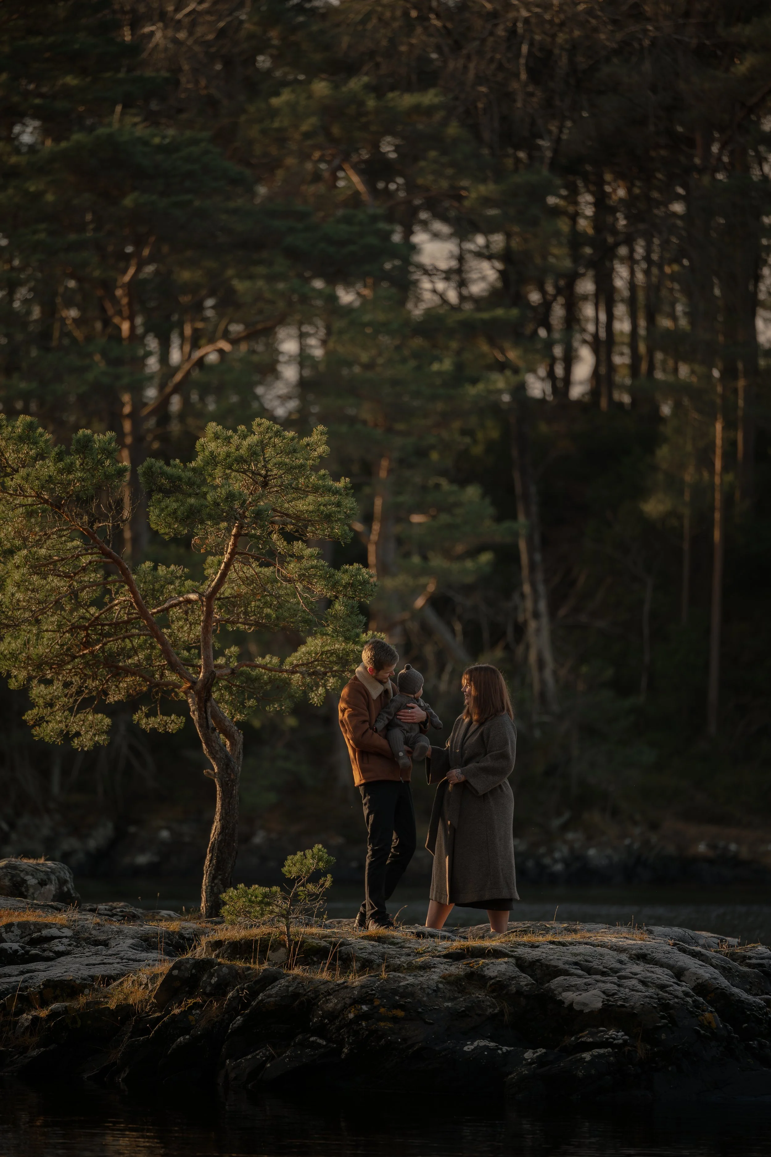 Familiefotograf i Bergen, Ida Dagsdotter Hefte hos Vevra Media. Gravidfoto, familiefoto, nyfødtfoto.