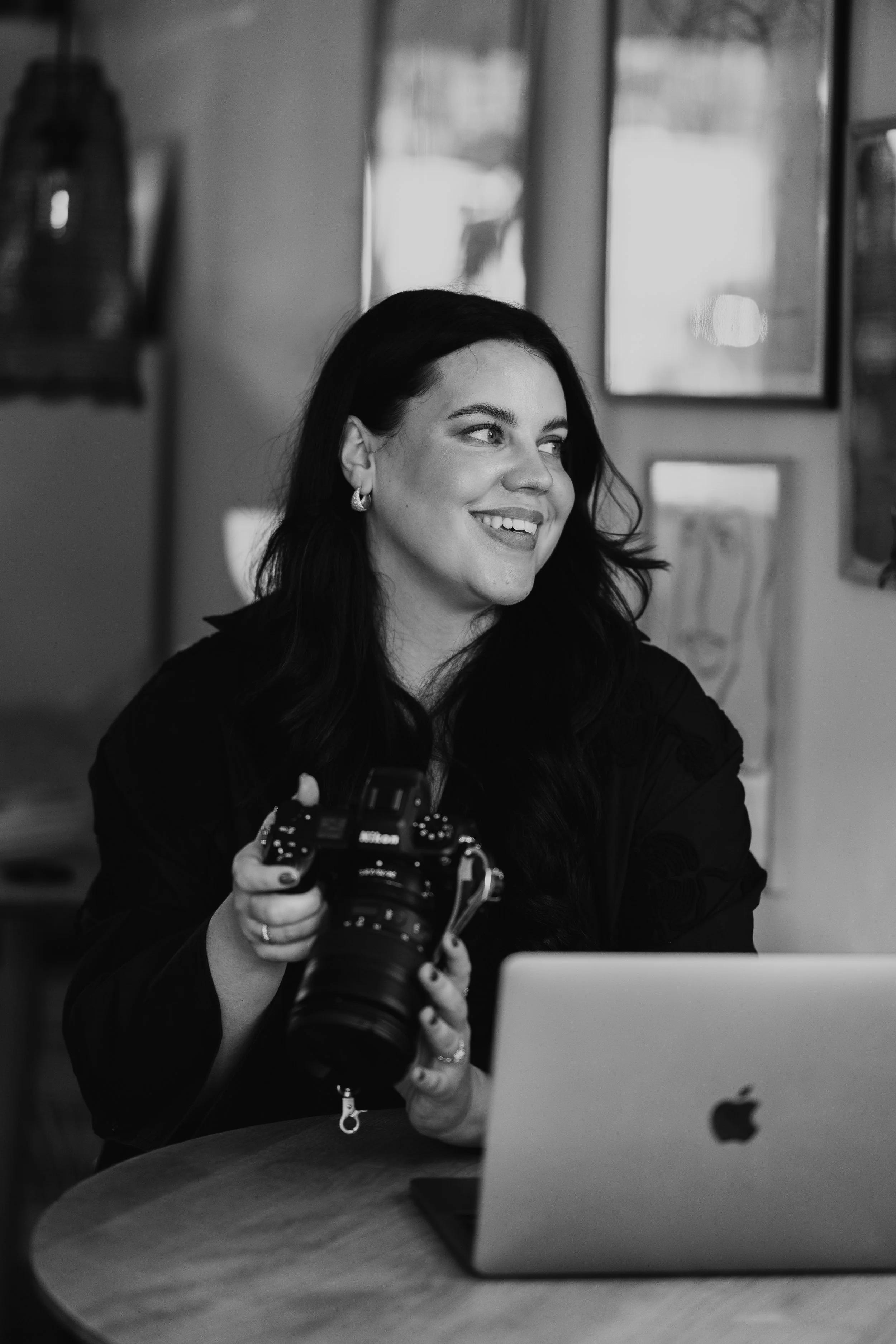 Fotograf Ida Dagsdotter Hefte hos Vevra Media i Bergen. Bryllupsfotograf, bedriftsfoto, editorials.