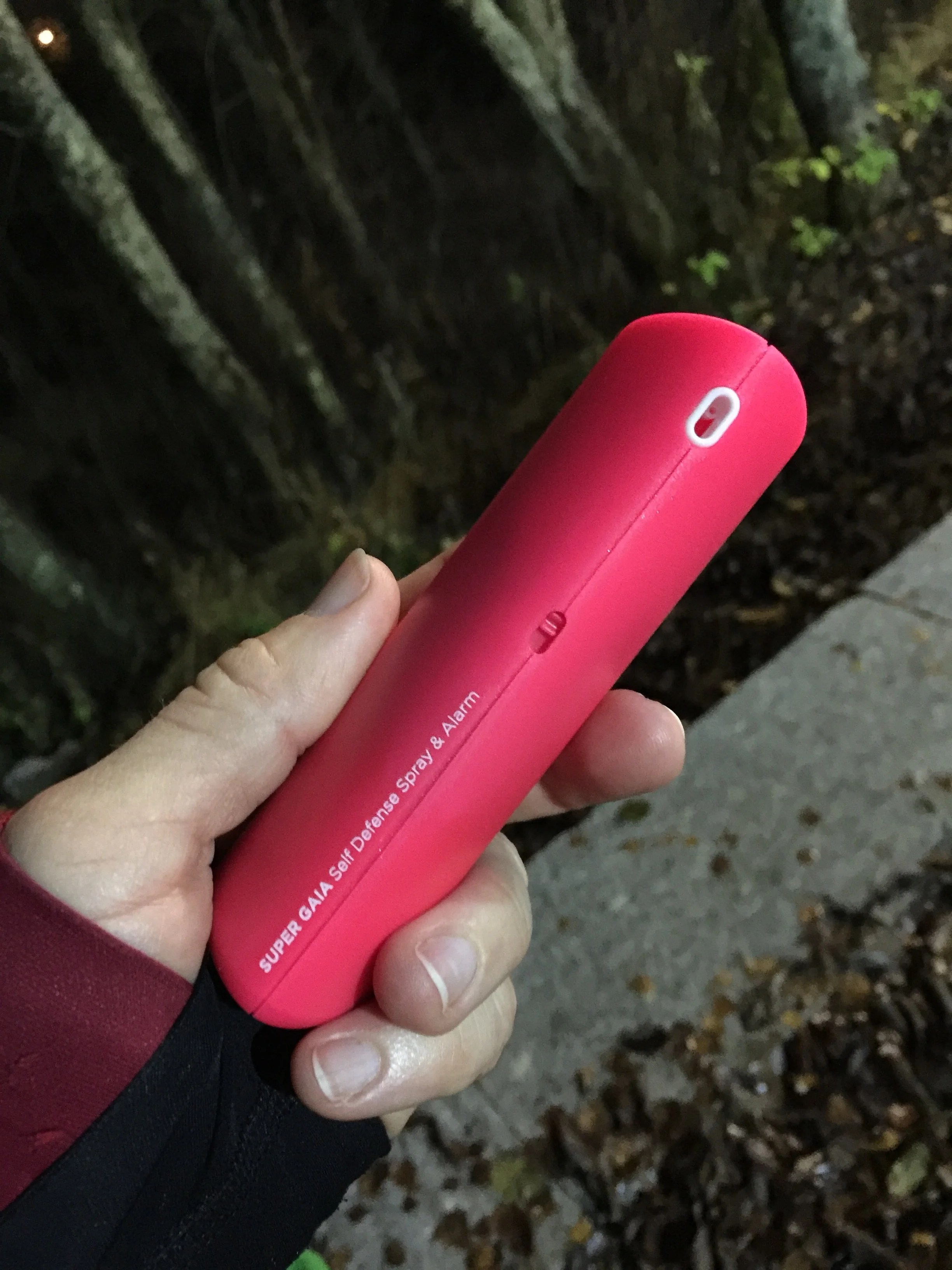For oss som er litt pysete i mørket kl 06 om morgenen eller 21 om kvelden - forsvarsspray med kombinert alarm og fargestoff som svir!