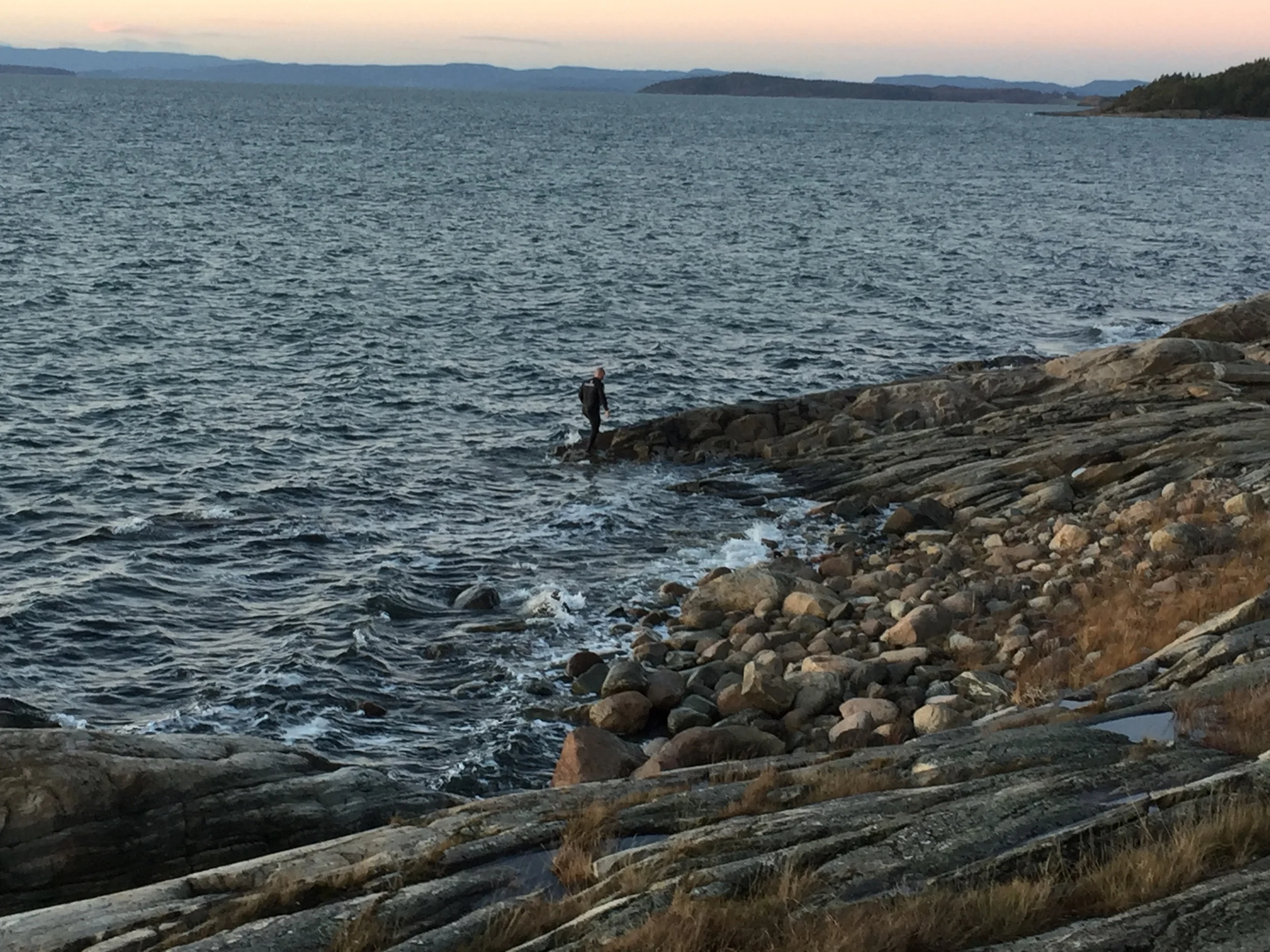 Gale mannen kastet seg rett og slett på sjøen for å teste den nye dressen sin!