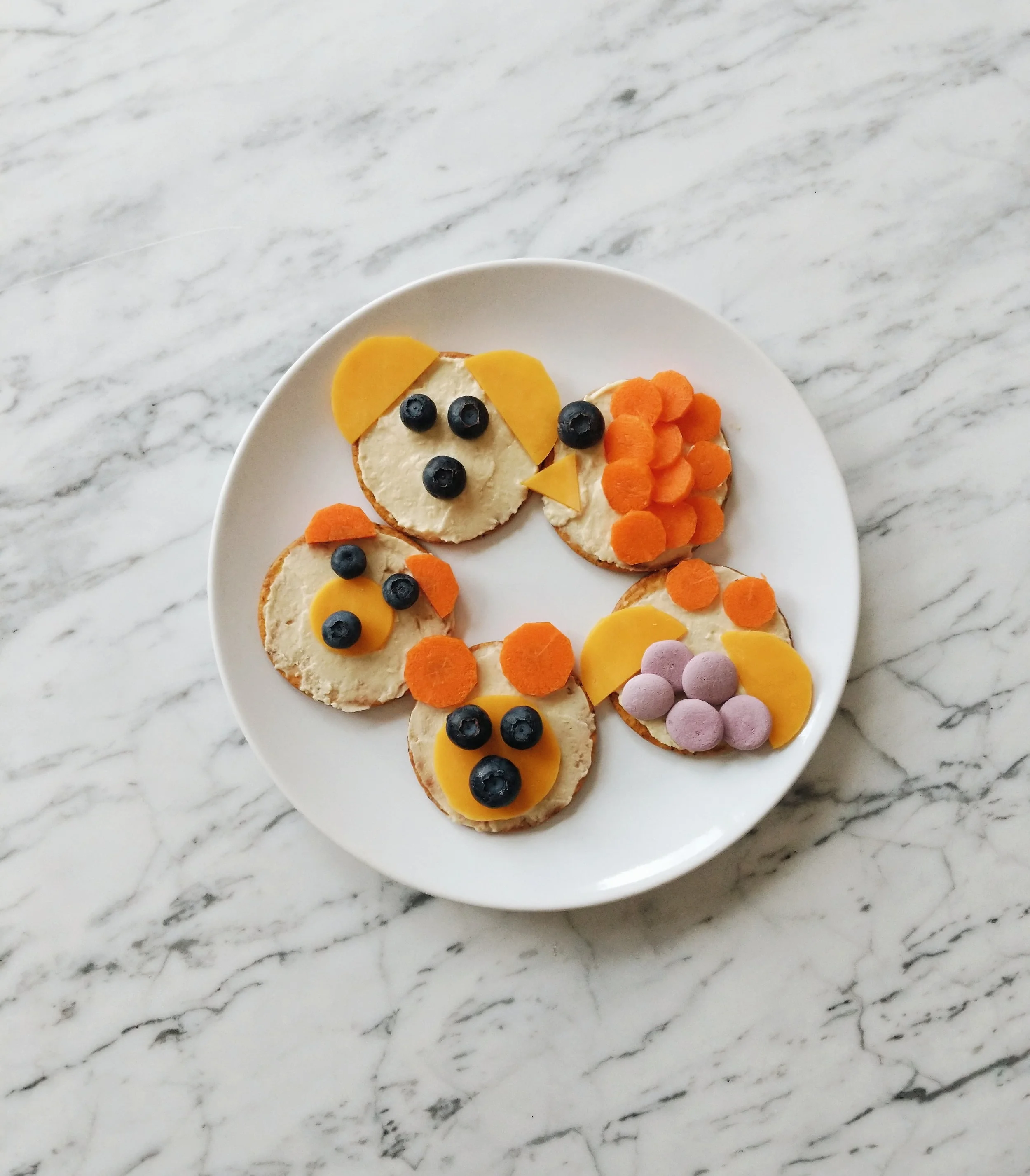 missjesscraven-toddlermeals-crackers-and-hummus.jpg