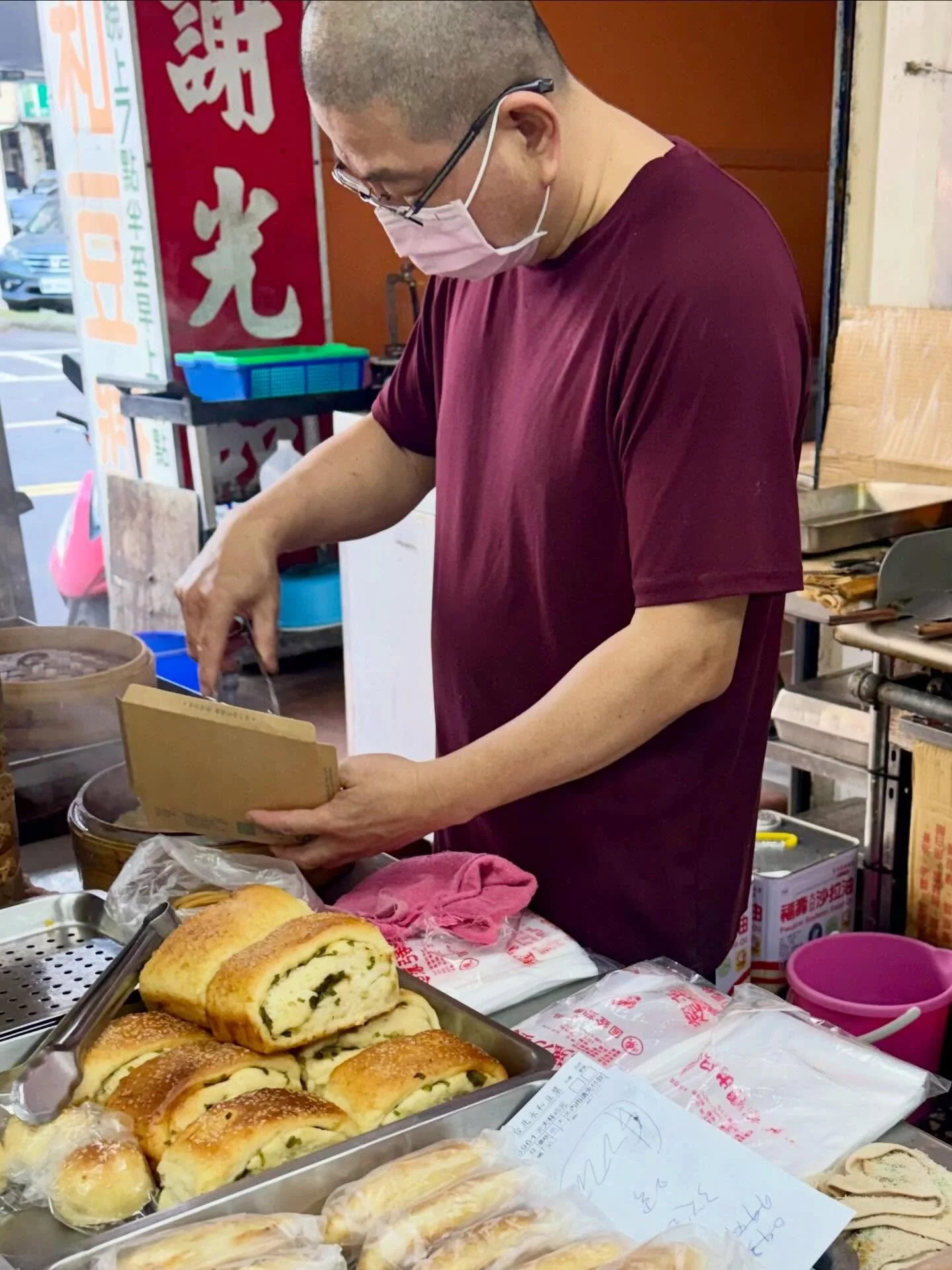 Traditional Chinese breakfast - fresh soy milk, Chinese donut, baked sesame pastries, soup dumplings, scallion buns, etc. A great gastronomic pleasure!

#chinesebreakfast #soymilk