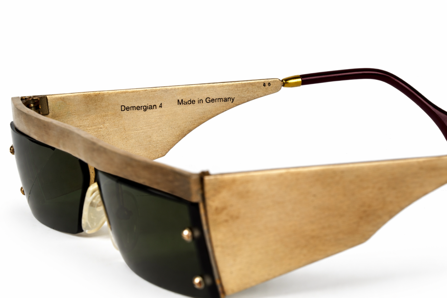 Elegant+vintage+sunglasses+close-up.png