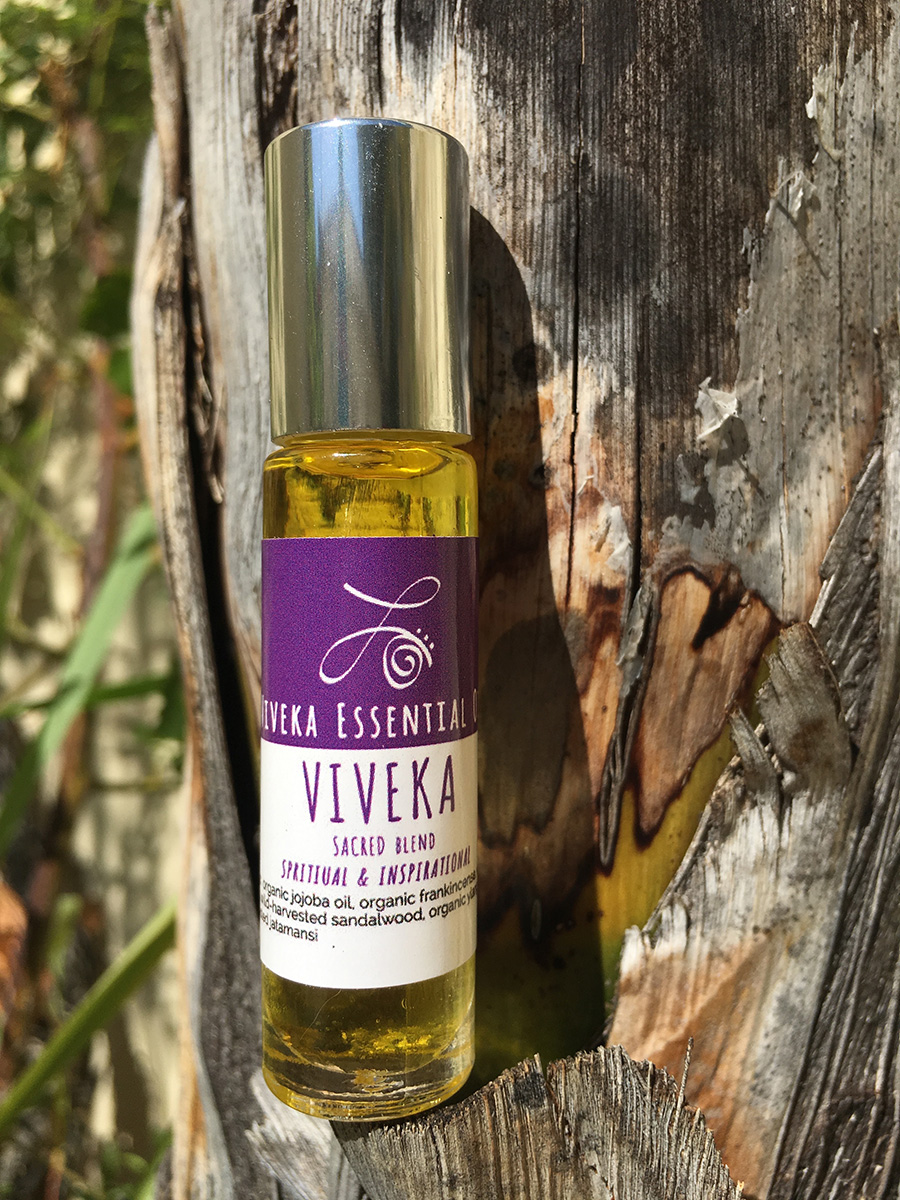 VIVEKA SACRED BLEND Organic Jojoba oil (unrefined/cold pressed), wild-harvested Frankincense (India), wild-harvested Palo Santo (Ecuador), wild-harvested Sandalwood (Vanuatu), organic Ylang Ylang (Madagascar), wild-harvested Jatamansi (Nepal). The 3 sacred scents (all made from wood resin) Frankincense , Palo Santo and Sandalwood uplift the mind and heart by evoking spiritual moods. They are considered sattvic in nature (promoting compassion, wisdom and loving kindness) and are conducive to meditation.. Ylang Ylang is a flower oil that raises the spirit, relaxes mind and body and opens the heart. It is said to boost confidence and invoke peace and creativity. Jatamansi is a root oil that is warming, calming and grounding. It alleviates stress, anxiety and tension, supports deep sleep and releases subconscious trauma.