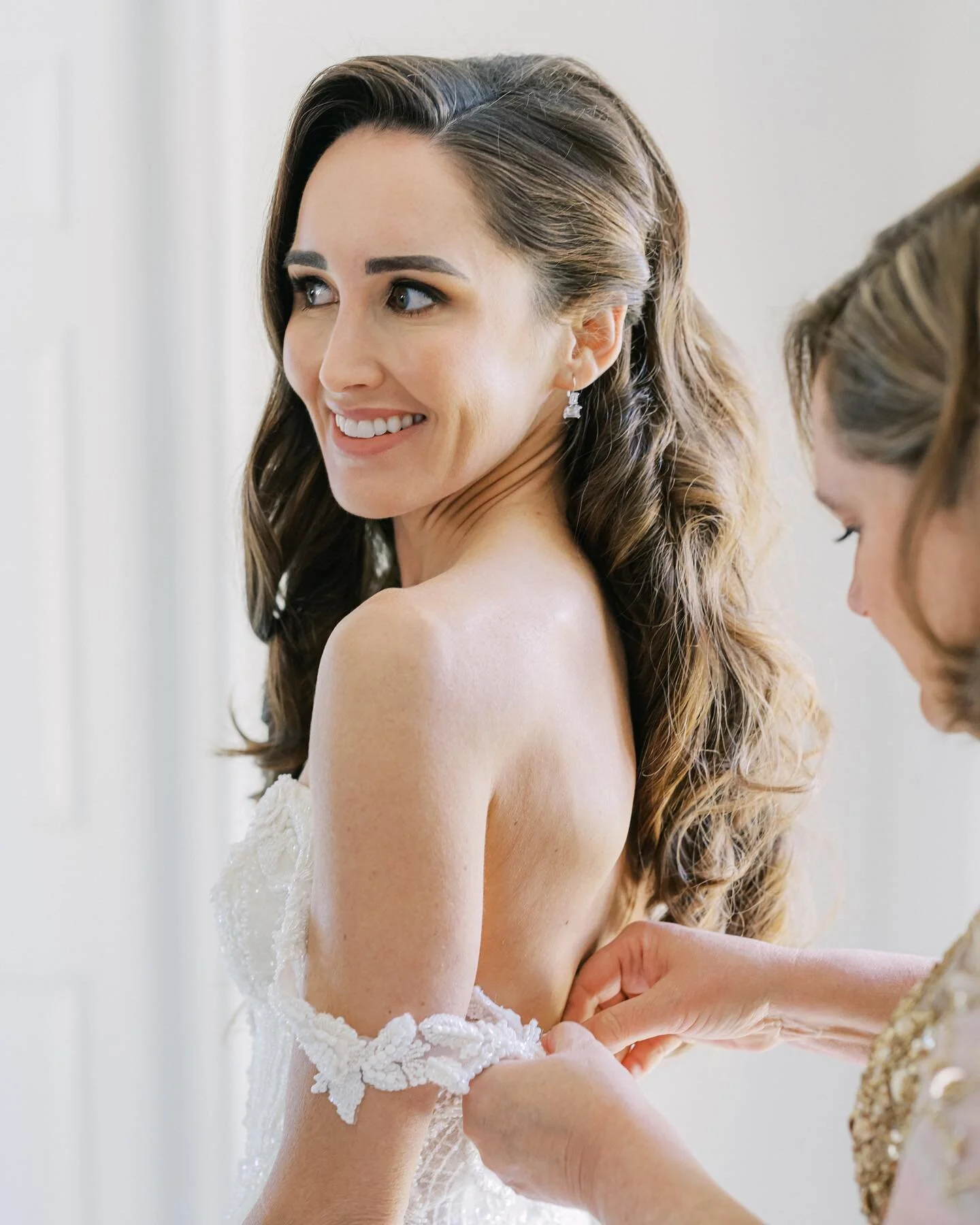 Bridal Beauty Goals! 😍

#DVEng #DVJoey #DVMissy #DVKaren #DVChanelB #DVSavannah 

Photo | @xoandfetti 
Planner | @miya_kay_events 
Venue | McLaughlin Estate 
Florist | @petitebouquet 
Cinema | @cinemalifeweddings 
Band | @elis.band 
Catering | @sund