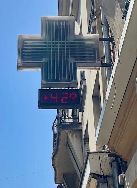 Pharmacy thermometer reading 42°C in Champagne, France during the 2025 harvest