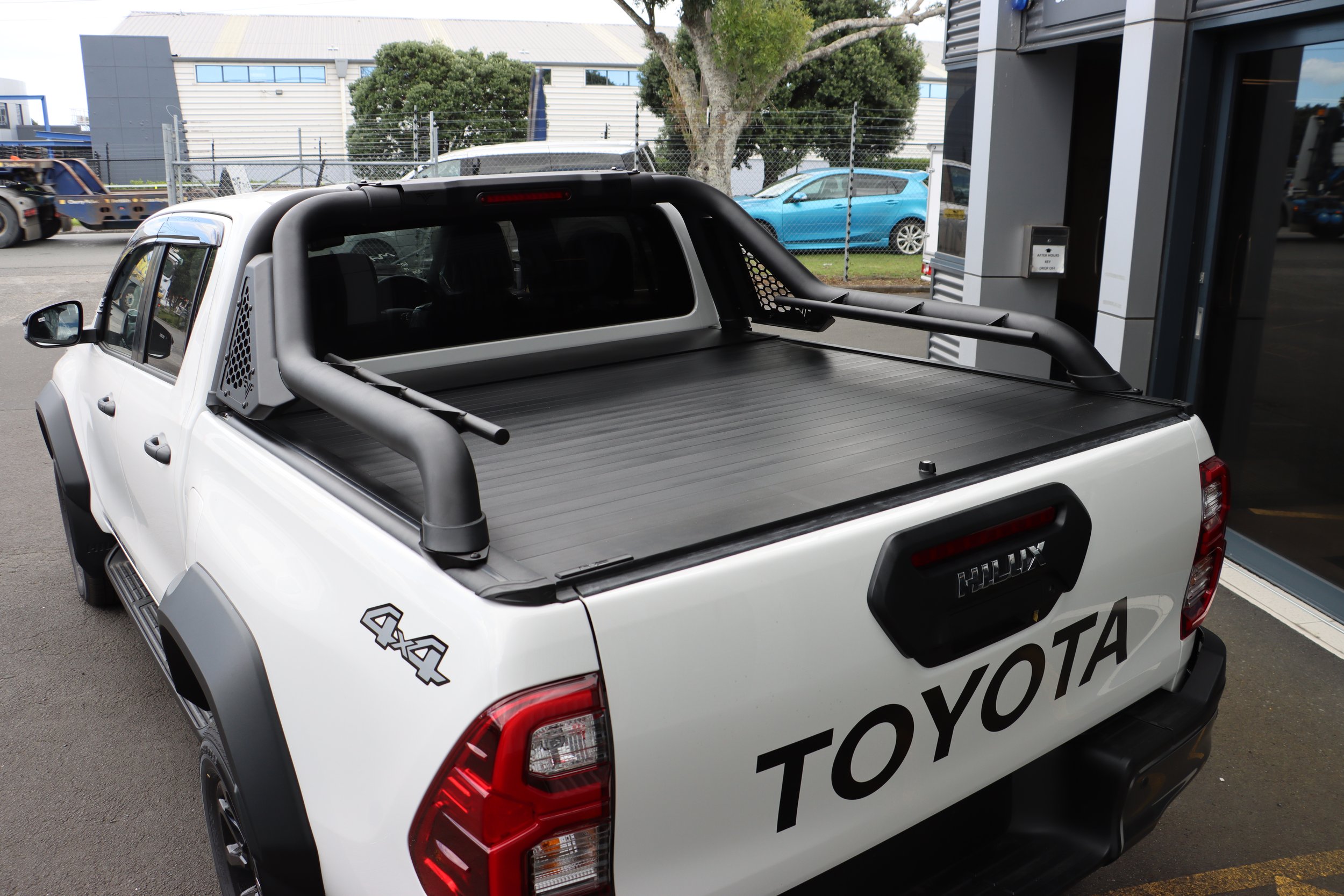 RVE_Electric_Roller_Lid_Toyota_Hilux_with_Extended_Sports_Bar.JPG