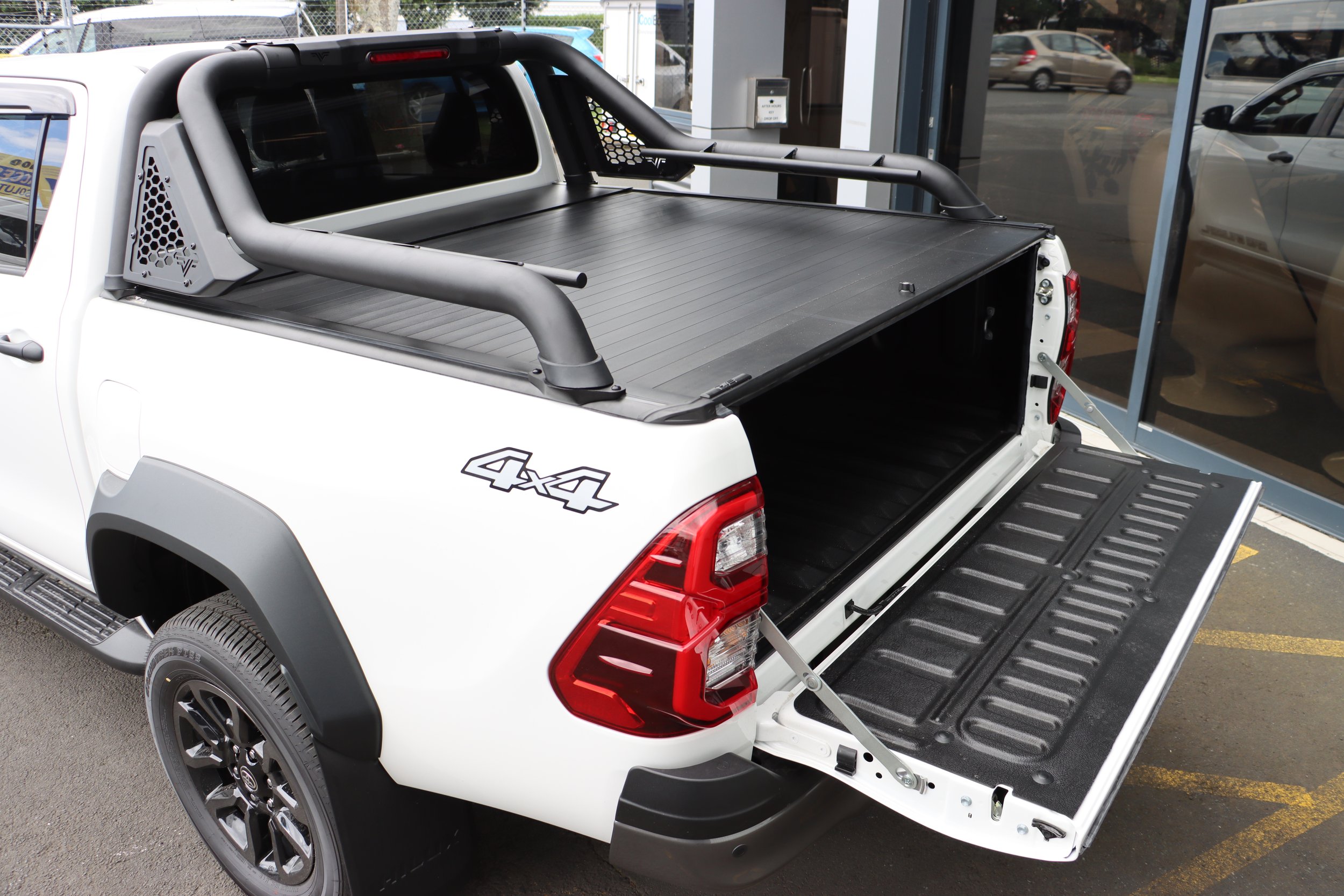 RVE_Electric_Roller_Lid_Toyota_Hilux_Tailgate_open_with_Extended_Sports_Bar.JPG