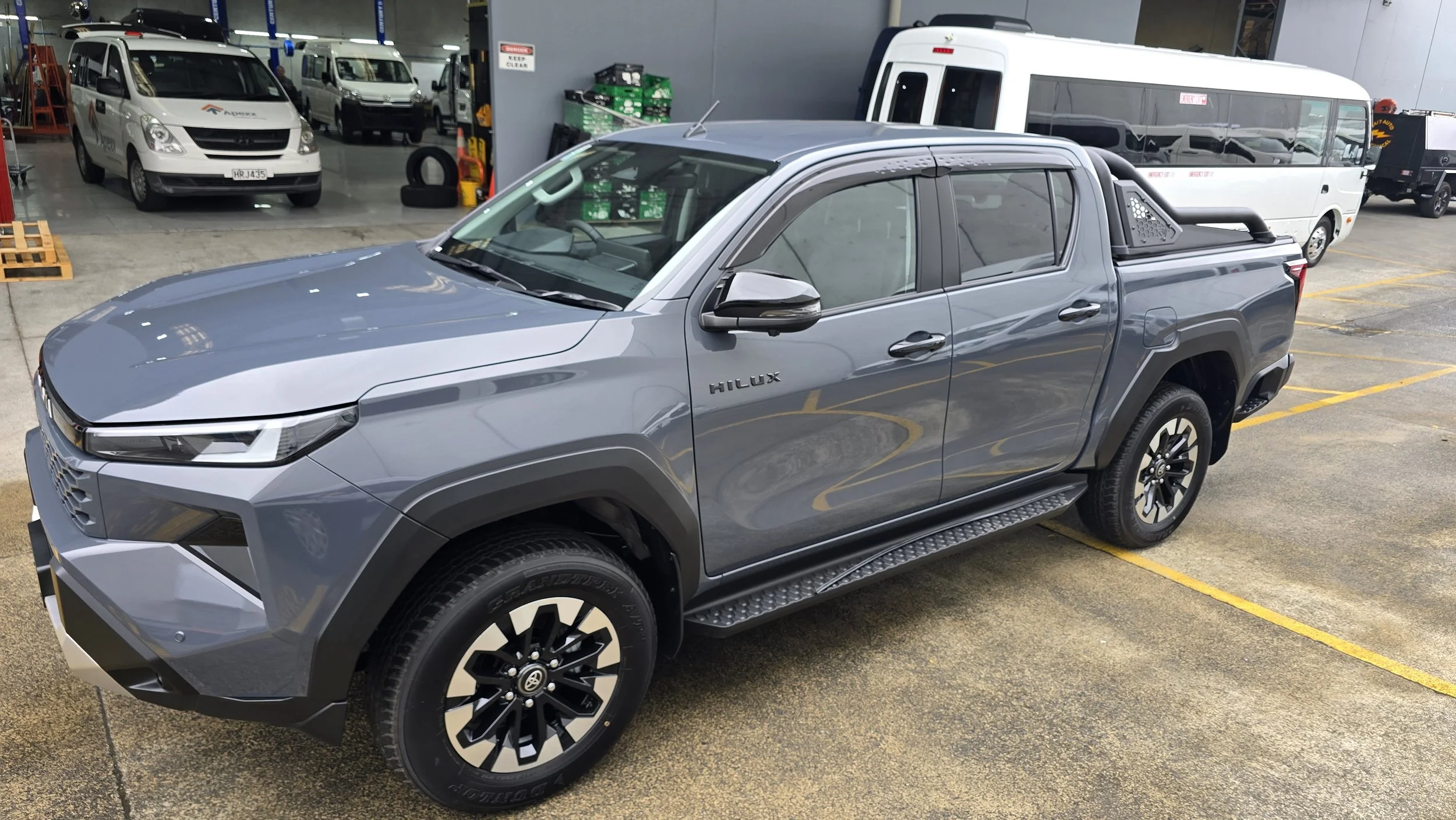 RVE_Toyota_Hilux_Roller_shutter_lid_Sports_Bar (2).jpg