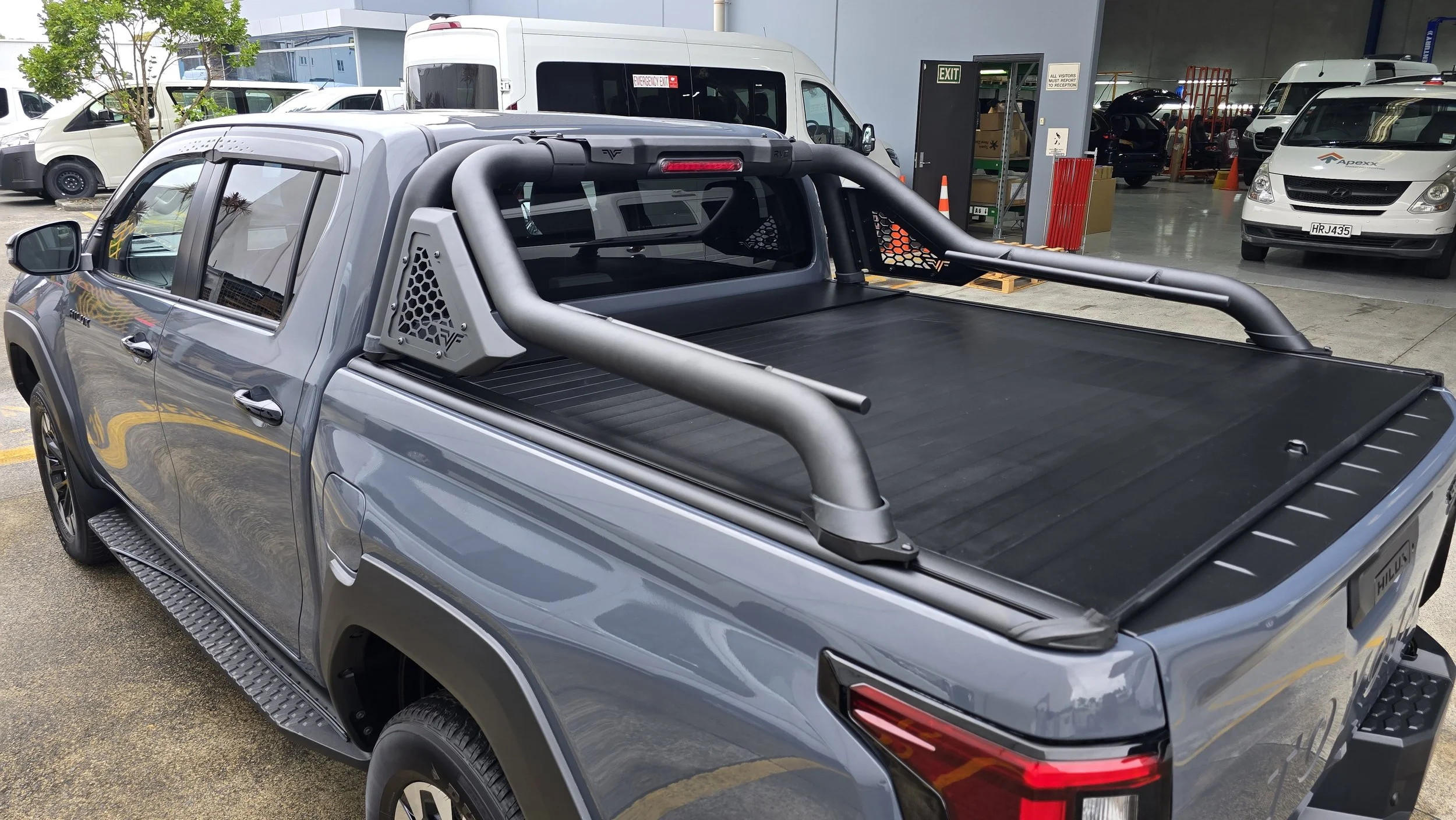 RVE_Toyota_Hilux_Roller_shutter_lid_Sports_Bar (4).jpg
