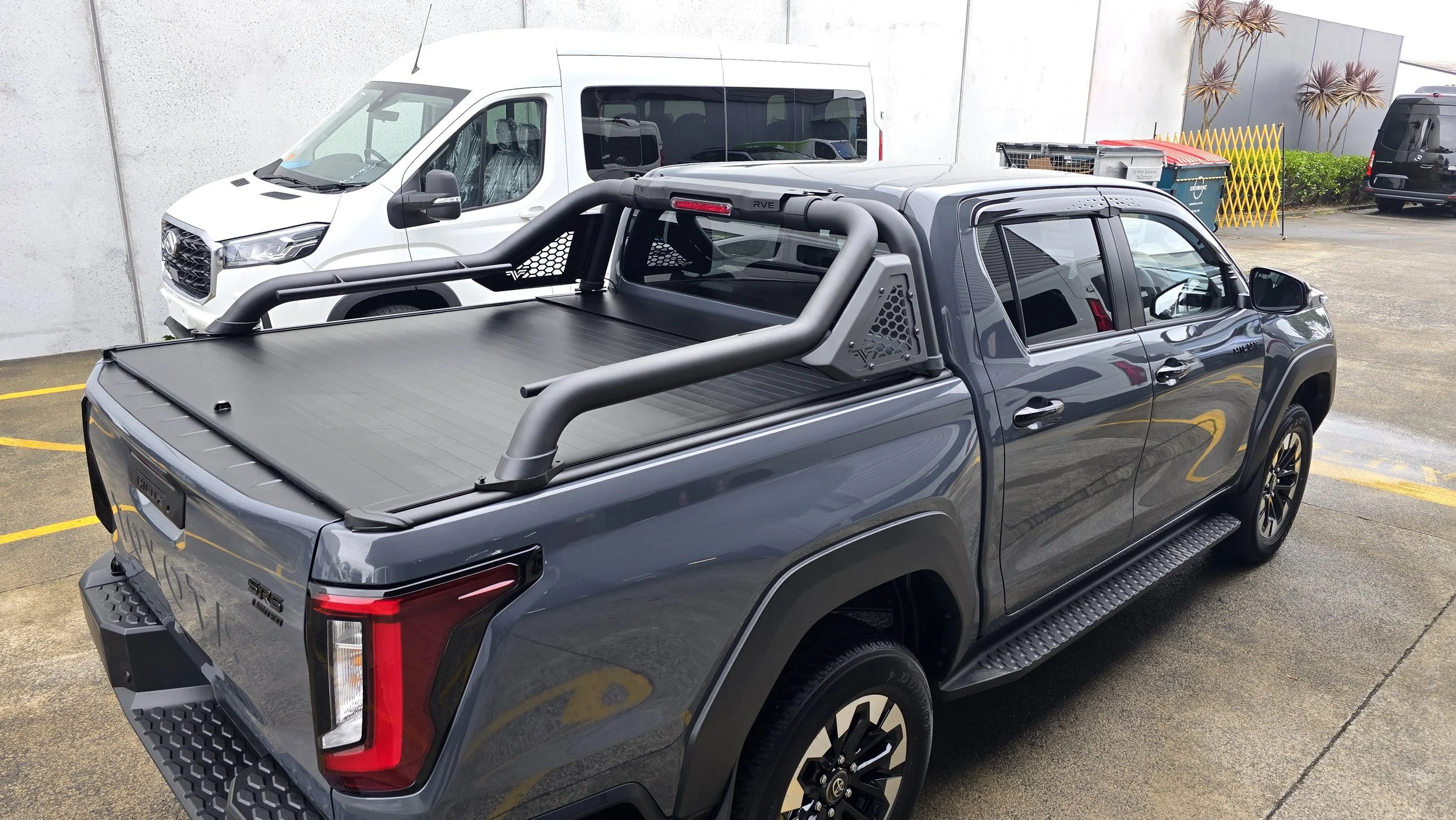 RVE_Toyota_Hilux_Roller_shutter_lid_Sports_Bar (6).jpg
