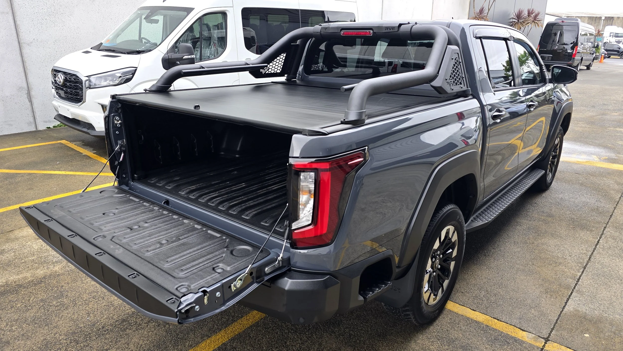 RVE_Toyota_Hilux_Roller_shutter_lid_Sports_Bar (9).jpg