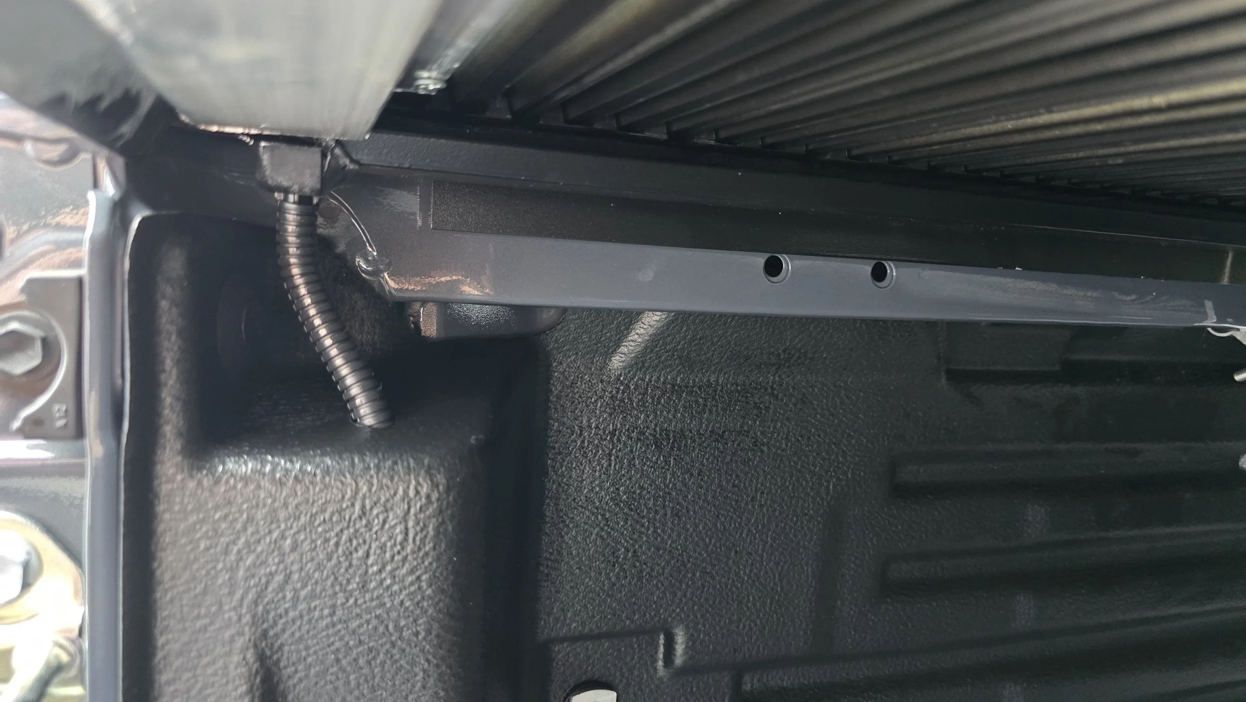 RVE_Toyota_Hilux_Roller_shutter_lid_Sports_Bar (11).jpg