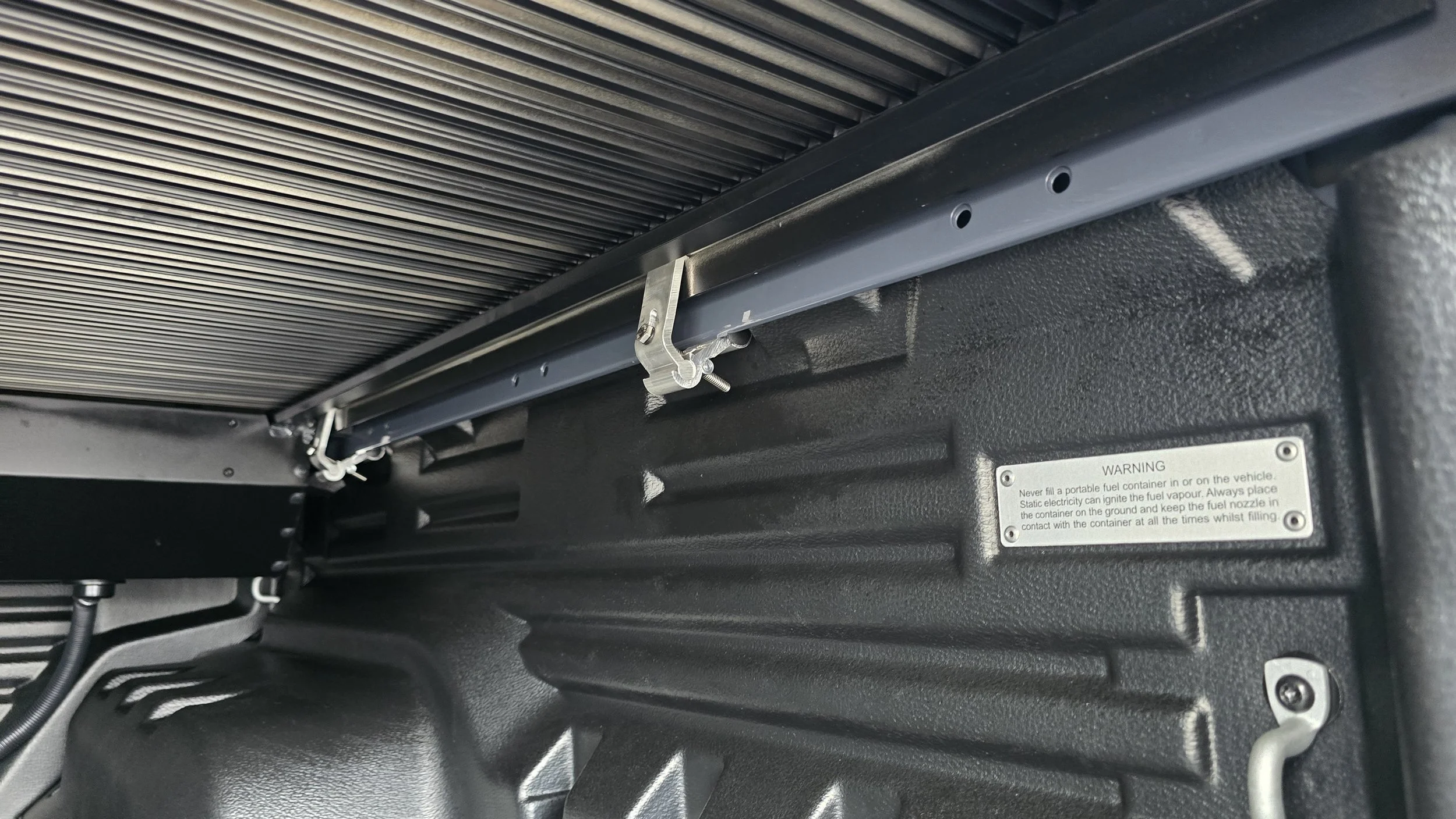 RVE_Toyota_Hilux_Roller_shutter_lid_Sports_Bar (10).jpg