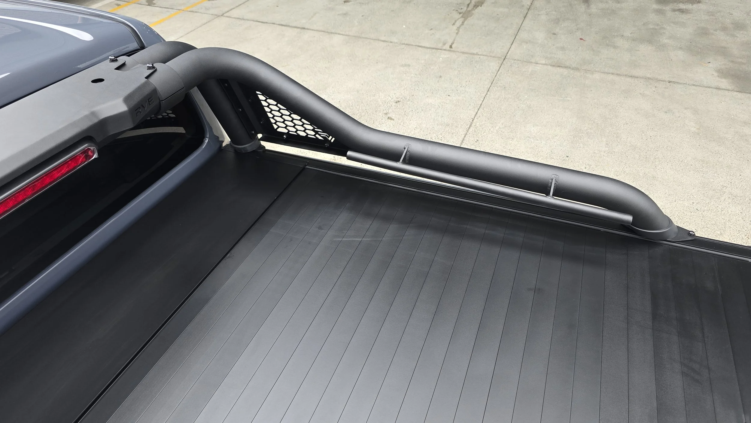 RVE_Toyota_Hilux_Roller_shutter_lid_Sports_Bar (13).jpg