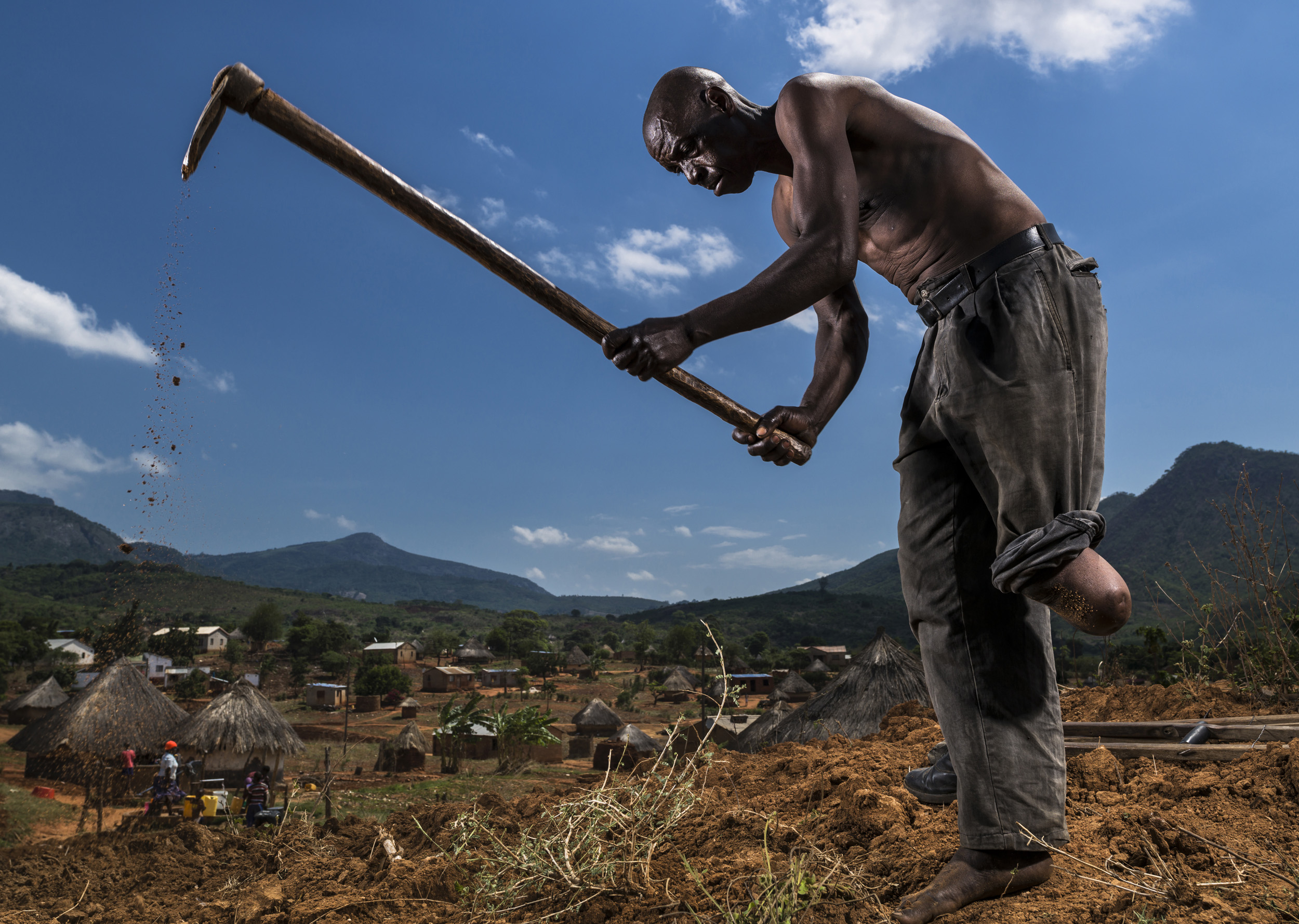 BARRIO CHIUIJO, WEST OF CHIMOIO, MOZAMBIQUE/ZIMBABWE BORDER, 19 NOVEMBER 2013: Bonafacio Mazin, 57, works his vegetable field with perfect balance despite losing one of his legs in 1987 to a landmine laid by Rhodesian forces in the seventies, Mozamb