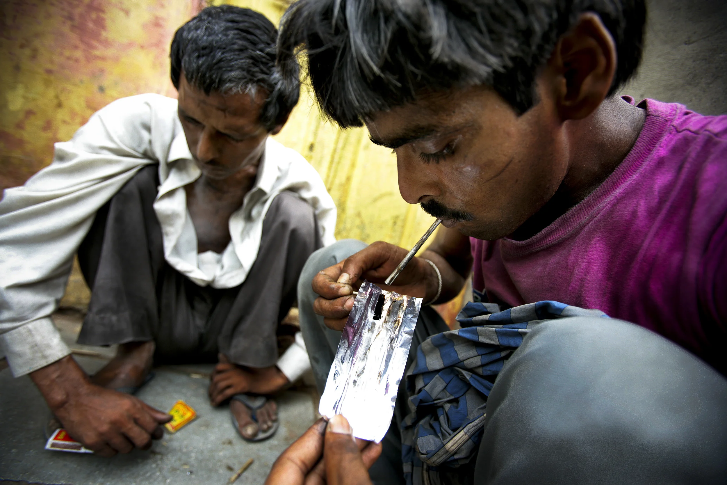 Delhi India, June 2006: Drug addicts use freely in the slum areas of Delhi. NGO Sahara attempts to work with these people and inform them of the risks they are taking.