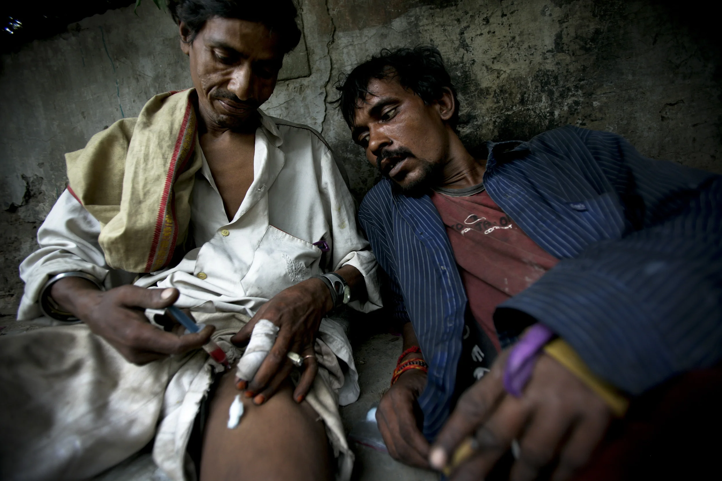 Delhi India, June 2006: Drug addicts use freely in the slum areas of Delhi. NGO Sahara attempts to work with these people and inform them of the risks they are taking.