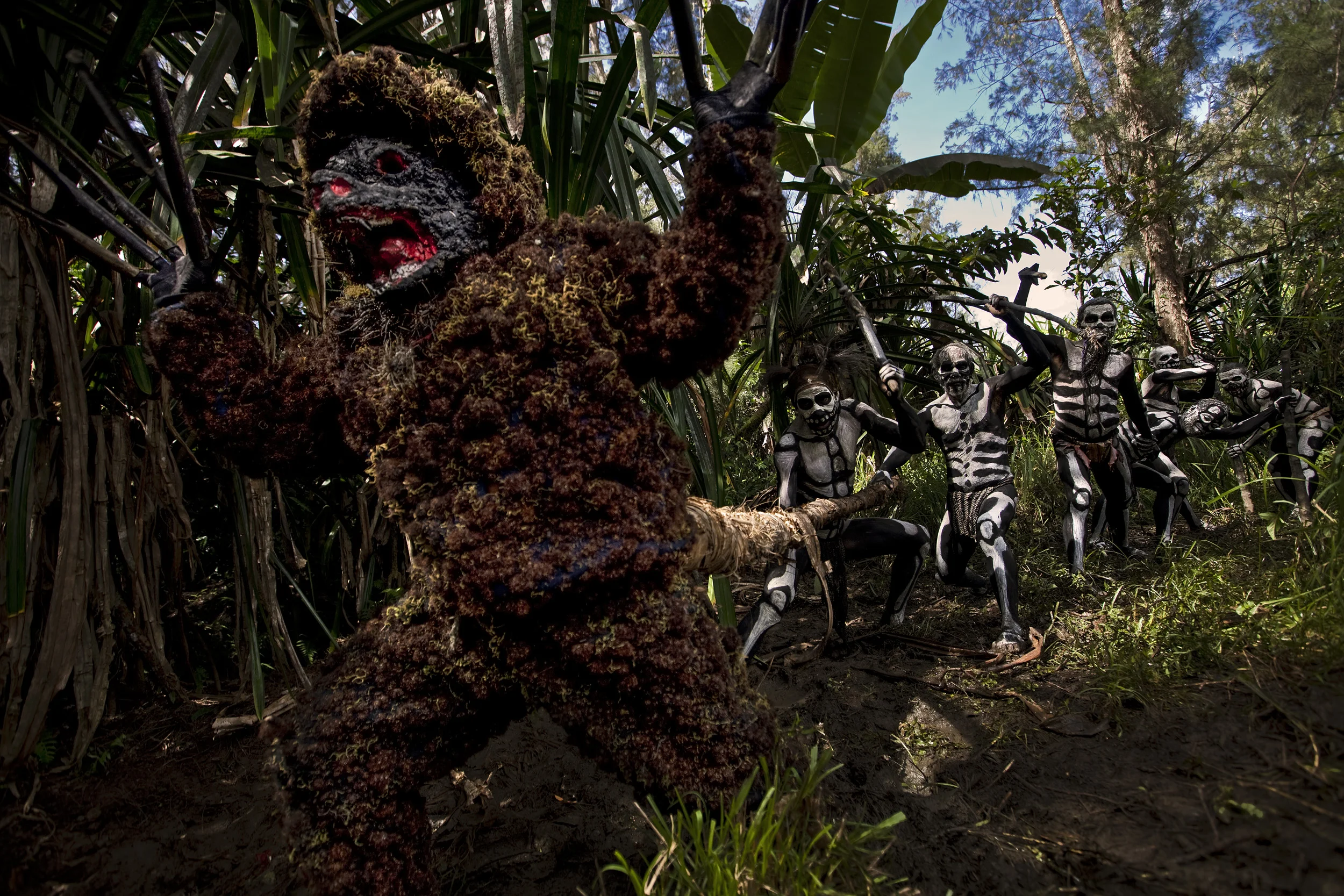 MINDIMA VILLAGE, CHIMBU PROVINCE, HIGHLANDS, PAPUA NEW GUINEA-DECEMBER 2008: A Papua New Guina highland tribal ceremony depicting images of "Spirit Men," also known as "Skeleton Men" attacking an evil forest Spirit known locally as the Omo Masalai, in a village in Chimbu Province, Highlands, Papua New Guinea, 18 December 2008. Legend has it that the skeleton men are the formerly human victims of the forest spirit who attacked and ate them. The skeleton men are seen in the act of vengeance against the Forest Spirit monster. (Photo by Brent Stirton/Reportage by Getty Images.)