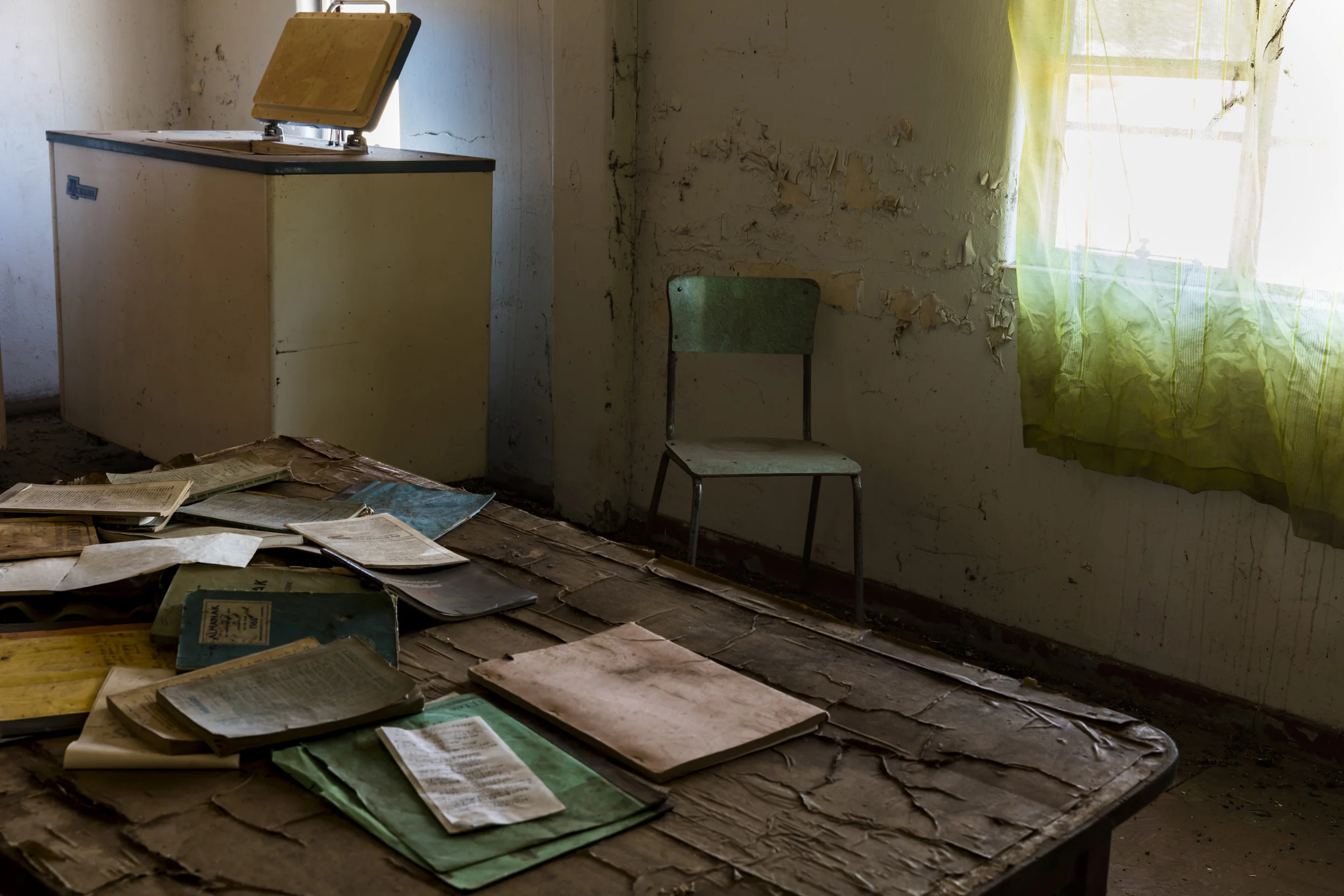 THABAZIMBI, SOUTH AFRICA, 28 NOVEMBER 2016: Inside the home of murdered farmer Johannes Christiaan Theunissen. Johannes was asleep in bed when 4 attackers burst through his door, shooting him dead in the back before tearing the place apart in their attempt to find money. Conservative experts state that just under 4000 farmers have been killed in South Africa since 1994, with over 20,000 farm people attacked. In 1994 over 105 000 commercial farms existed, now it is down to just under 30,000. High inflation combined with a 35% unemployment rate mean food security is increasingly an issue as a result. (Photo by Brent Stirton/Verbatim for Le Figaro.)