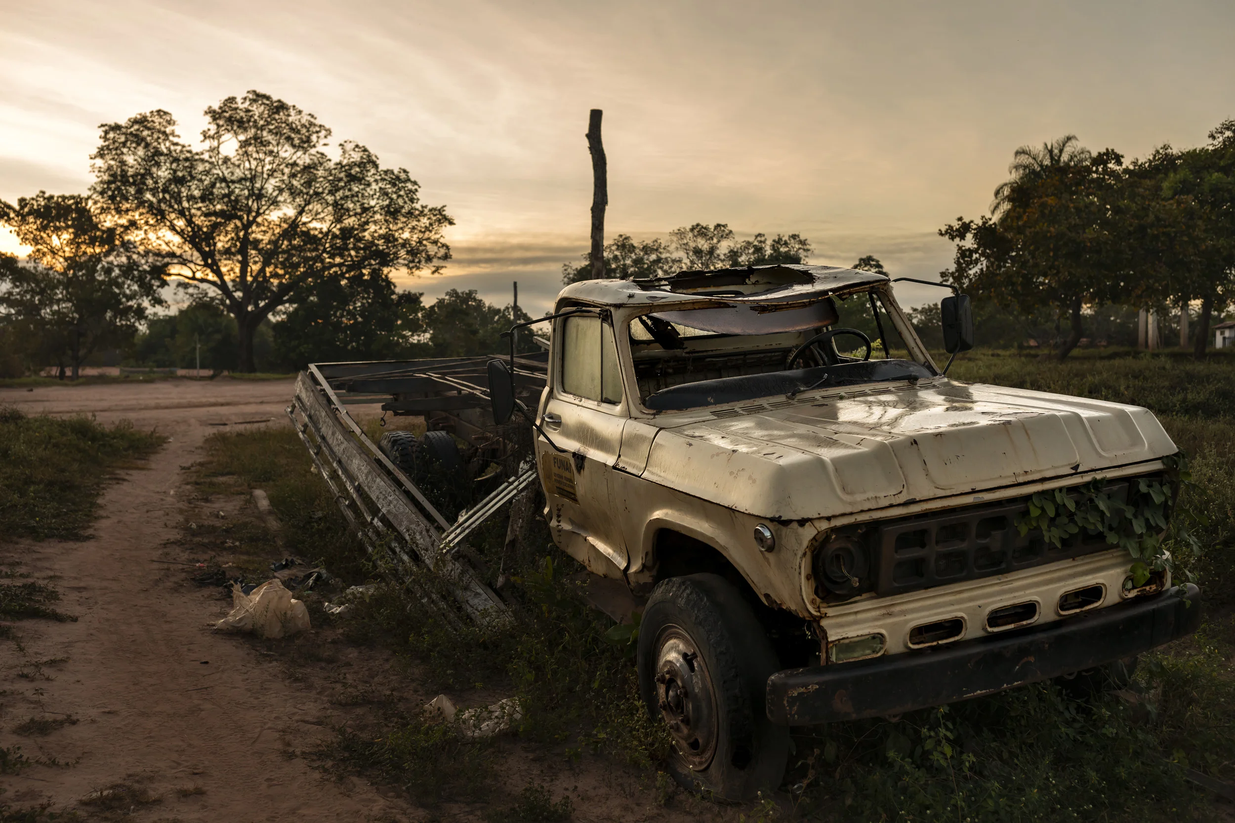 MARANHAO, BRAZIL, JUNE 2018: Scenes from the village of Governador, the central village in the tribal area for Gaviao Indigenous people. TI Governador is the ancestral territory of the Gavião people; it encompasses 42,000 hectares of Amazon forest. Governador has been noticeably affected by deforestation, with whole areas razed of trees, dry riverbeds and frequent forest fires. People in this village say that the old days were better, their forests held more animals for hunting, more fruit and there were no problems with loggers illegally cutting their timber.
This village was running a regular forest guardian patrol but funding for indigenous NGO’s has dried up and at this time there are no patrols due to that lack of funding. 3 years ago this village confiscated logging vehicles by force which led to a confrontation with the loggers. The village was abandoned by the military police, who were supposed to protect them from the illegal loggers. The military police only returned a week later during which time the village had to defend themselves. Environmental defenders in Governador have been subjected to threats, death threats, intimidation, assault and armed attacks. Defenders reported receiving threatening anonymous calls usually after seizing a truck during one of the patrols; sometimes the callers would also issue death threats towards the defender or towards their whole village. Loggers residing in the neighboring town have intimidated and physically assaulted at least 2 indigenous leaders when they traveled to town. In one instance loggers intimidated shop owners in town so they wouldn’t sell gas to indigenous people for two weeks. To date, there seem to have been no killings of Gavião environmental defenders in retaliation for their activism.
Gavião people are ambivalent about the role of the State. Several environmental defenders have worked or continue to work with Funai, the specialised governmental agency for indigenous issues. They know well the