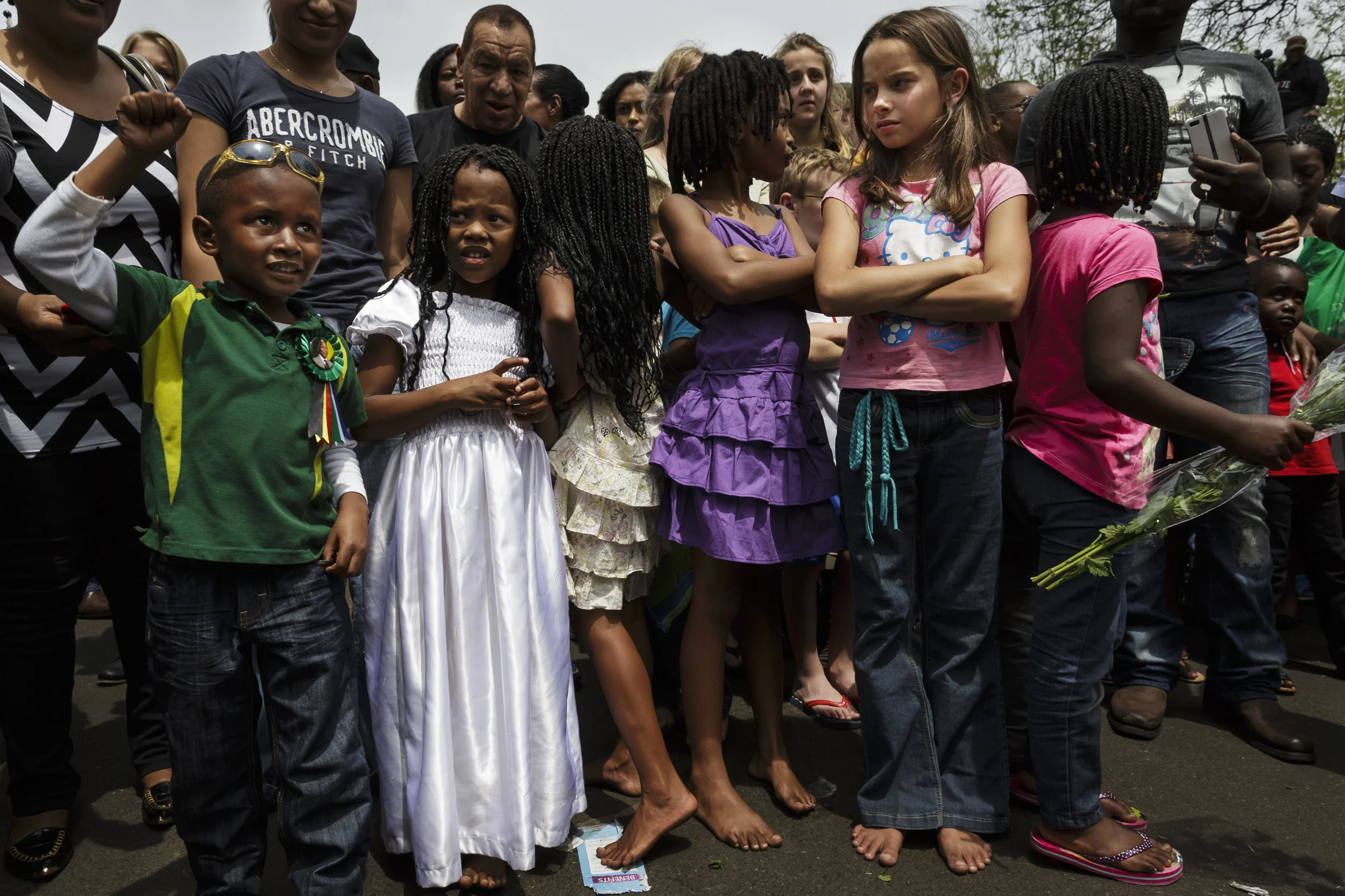 HOUGHTON, JOHANNESBURG, SOUTH AFRICA, 7 DECEMBER 2013: Scenes outside of Nelson Mandela's Johannesburg home as crowds of people come to pay tribute to the icon of South Africa democracy, 7 December 2013. (Photo by Brent Stirton/Reportage by Getty Images.)