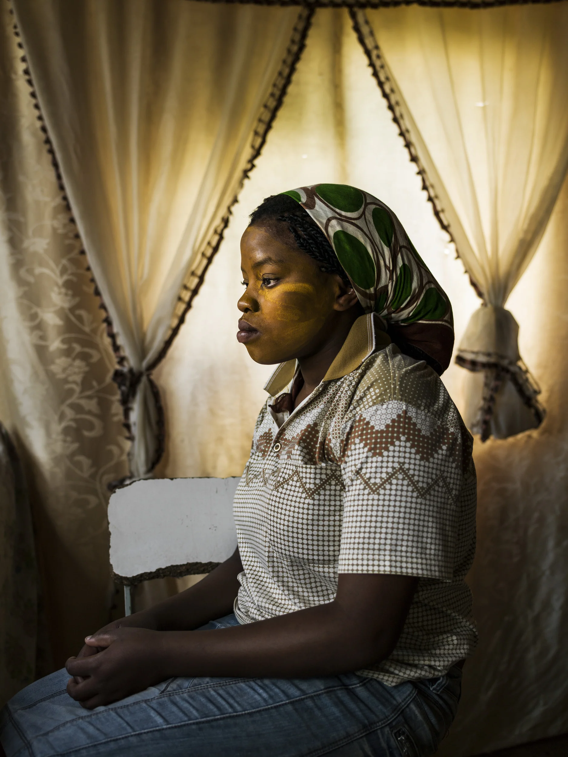 QUNU, EASTERN CAPE, SOUTH AFRICA, 14 DECEMBER 2013: A young woman watches from her home as a crowd gathers on a hilltop for the Nelson Mandela funeral, Qunu, South Africa, 14 December 2014. An icon of democracy, Mandela was buried at his family home in Qunu after passing away on the 5th December 2013. (Photo by Brent Stirton/Reportage by Getty Images.)