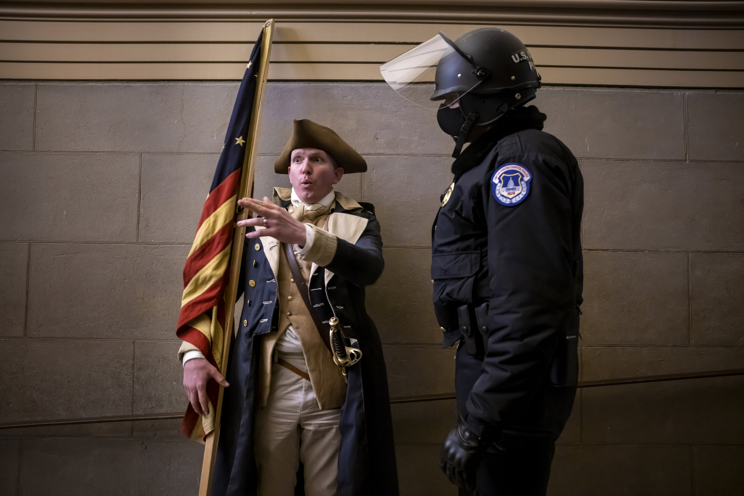 WASHINGTON D.C., USA - JANUARY 6: A protester dressed as George Washington debates with a Capital Policemena before being pushed out. Supporters of US President Donald Trump protested inside the US Capitol on January 6, 2021, in Washington, DC. - De