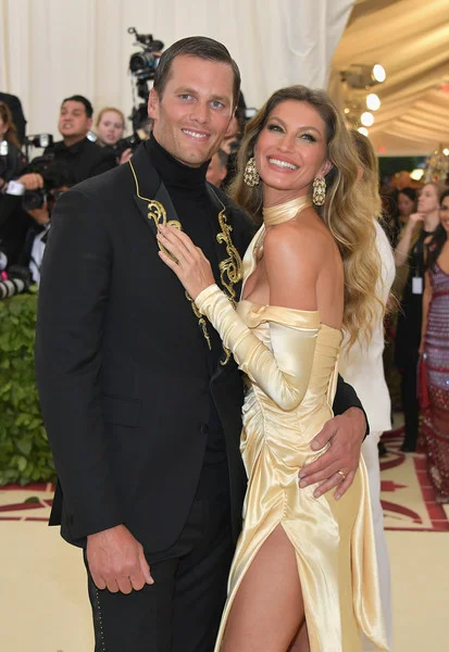 Gisele+Bundchen+Heavenly+Bodies+Fashion+Catholic+a8wgDUFhj_6l.jpg