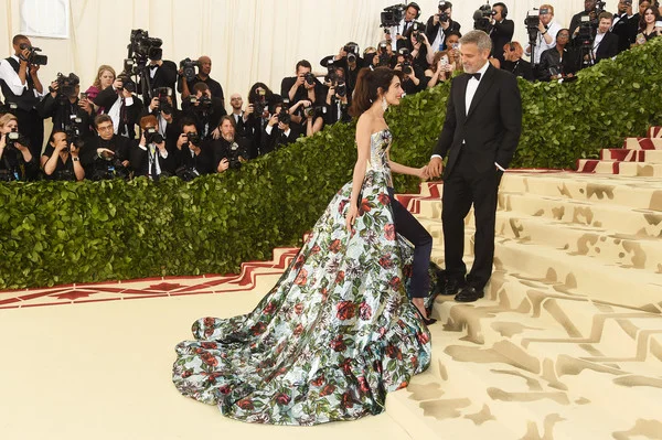 Amal+Clooney+Heavenly+Bodies+Fashion+Catholic+GhQwuNDkFl9l.jpg