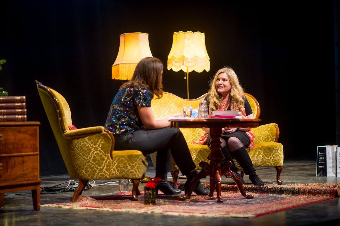 Carina Nunstedt och jag på scen (bild lånad från Books & Dreams på Facebook)