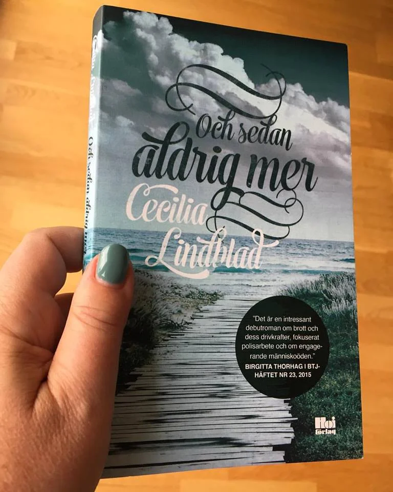 Jag hade självklart matchat nagellacket med boken. Det är lika viktigt som balansen mellan snygga och bekväma skor.